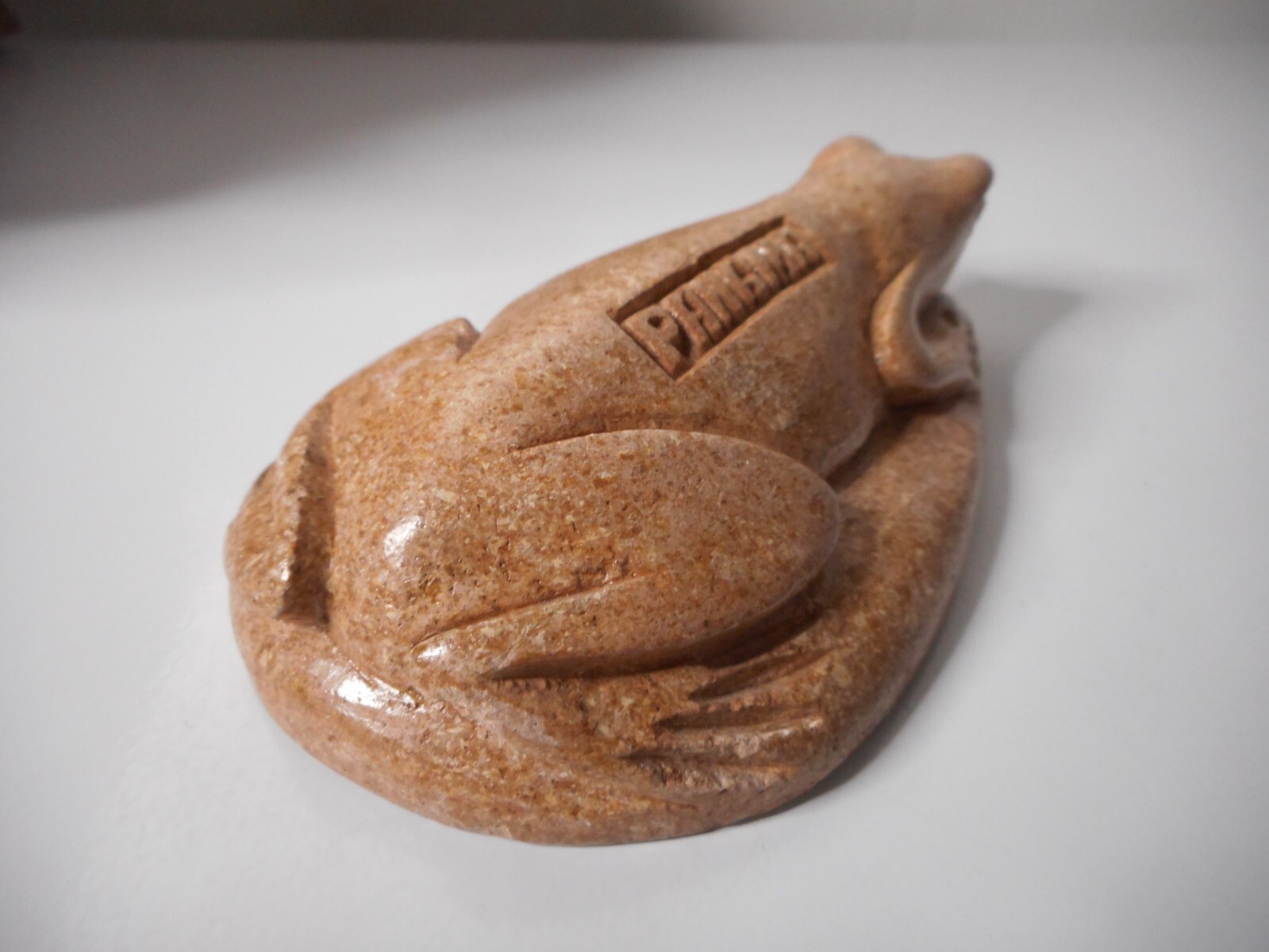 Hand-Carved Beige Sheen Stone Crouching Frog Figurine Paperweight Panama 5″x3″