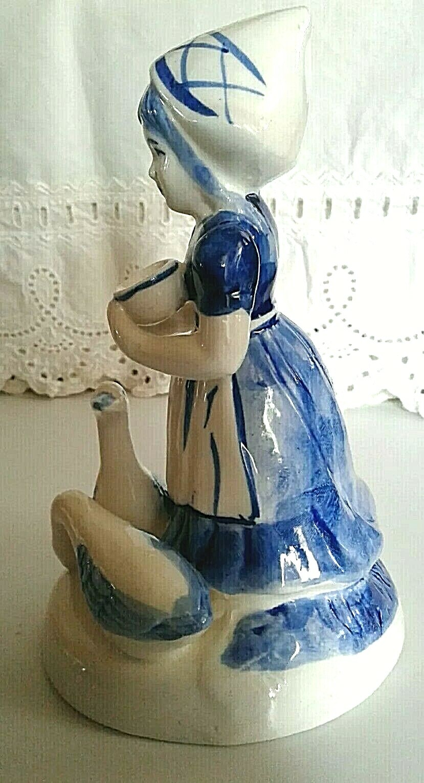DELFT MAIDEN FEEDING GEESE, 7 INCHES TALL, 3 1/2 INCHES WIDE