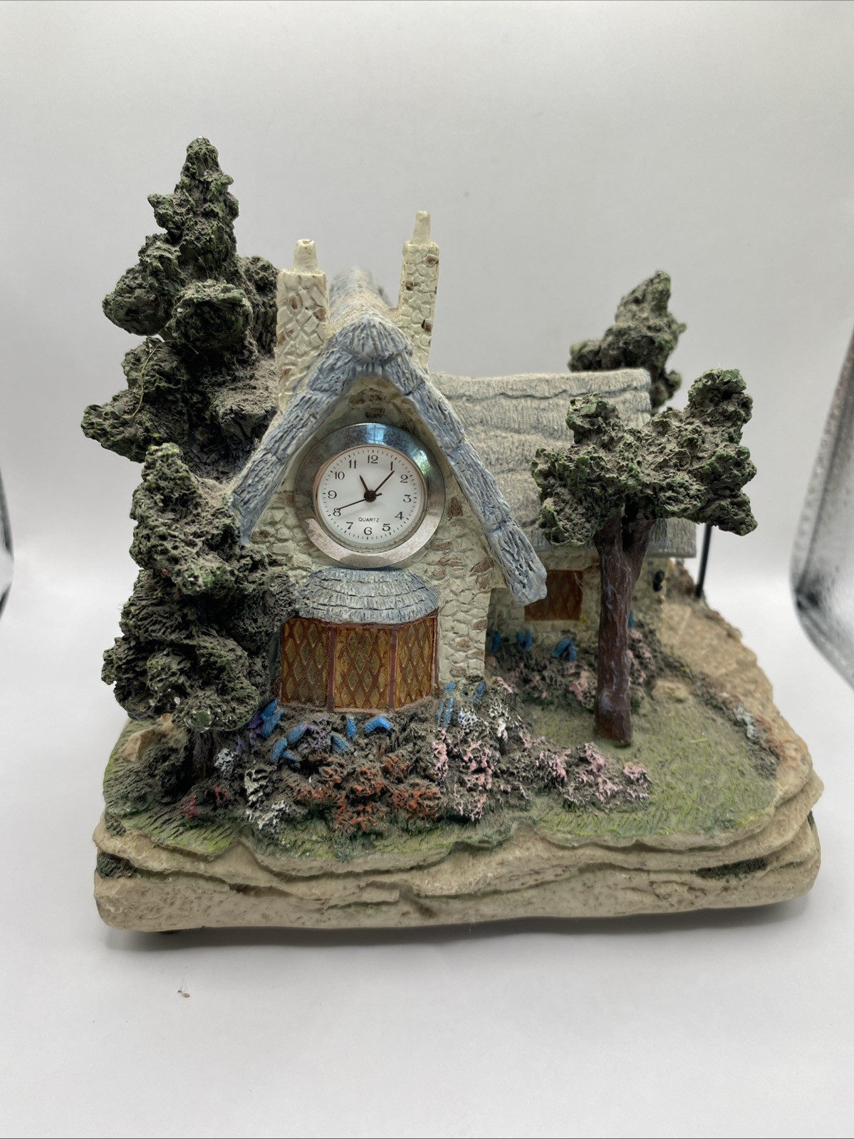 2003 Thomas Kinkade “Cedar Nook Cottage” working lit windows-clock Needs Battery