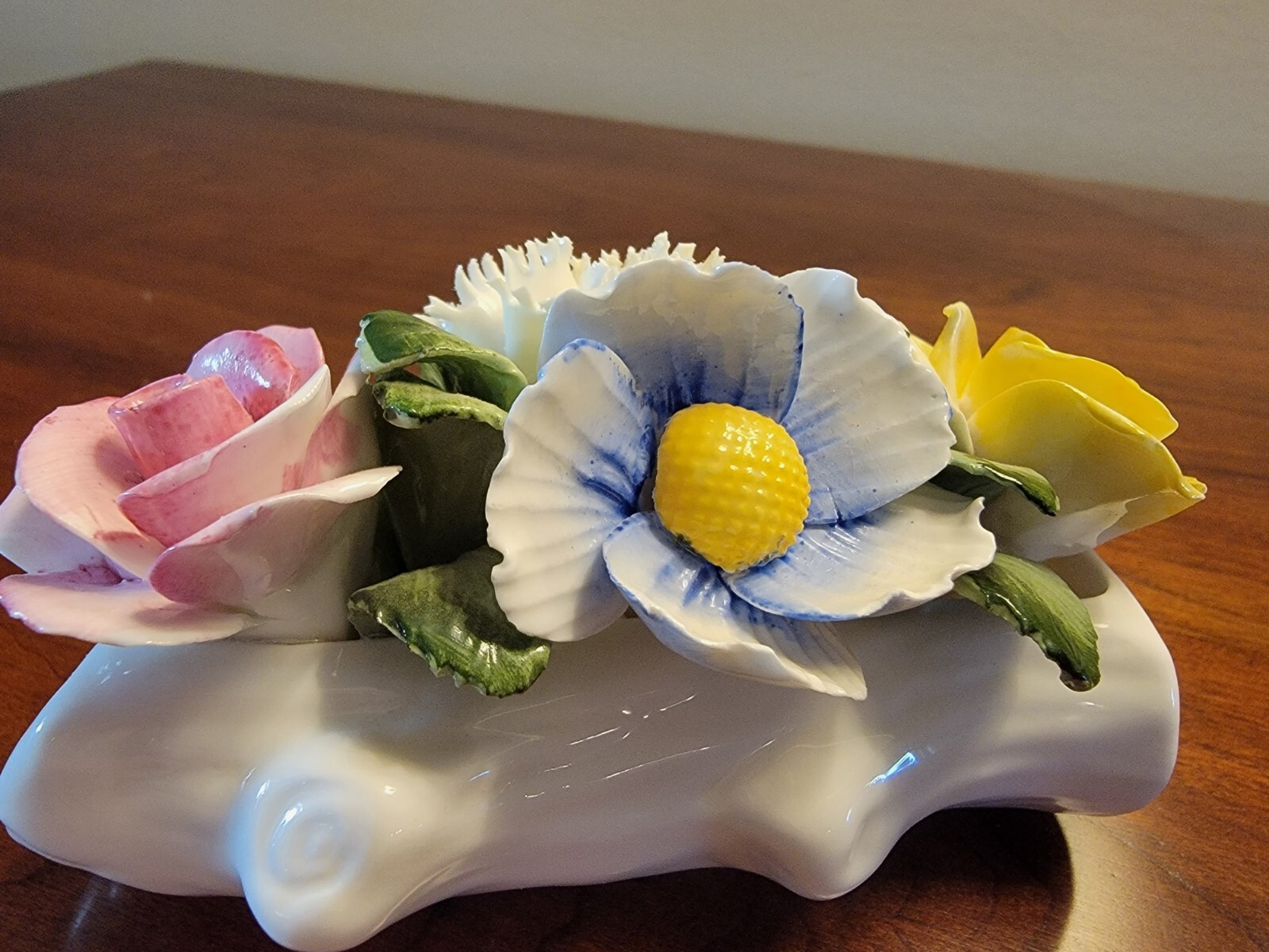 Healacraft, MINT Condition Bone China Log/w Flowers. Flawless and beautiful