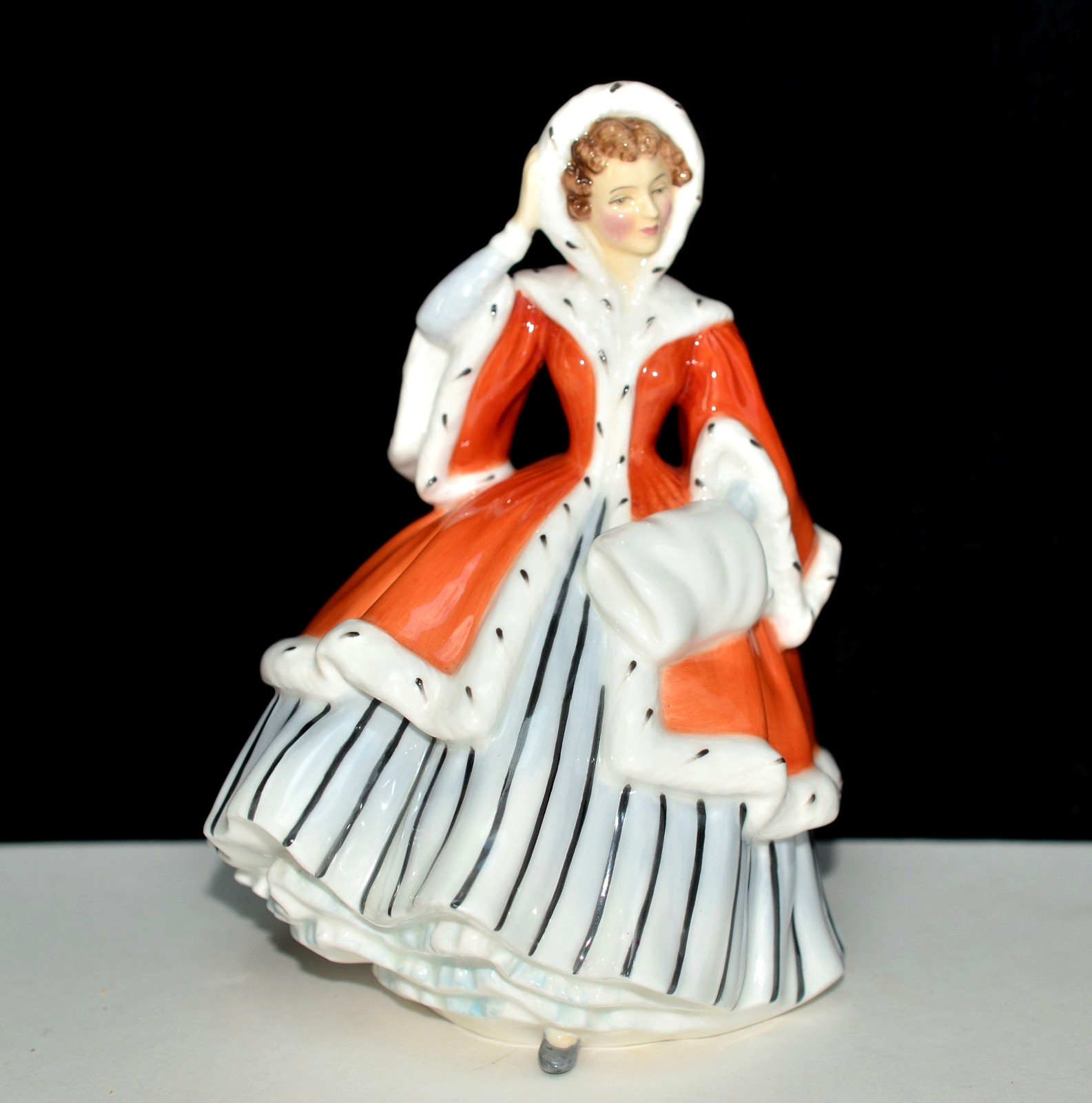 Royal Doulton * NOELLE * Figurine HN2179, 6 3/4″, Winter, Muff, Coat, Excellent