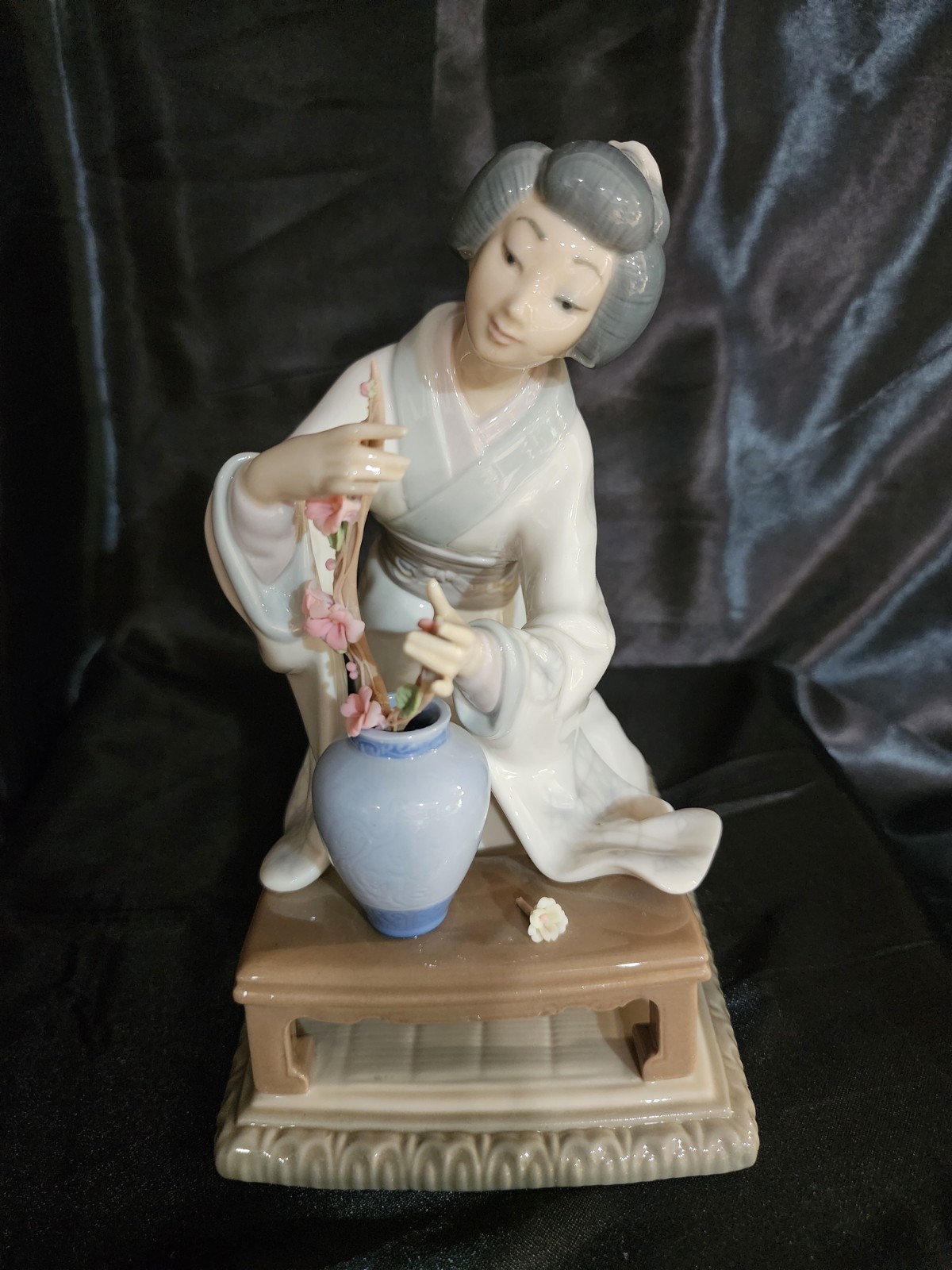 Vintage Lladro “Geisha Flower Arranger” Figurine #4840 (2)