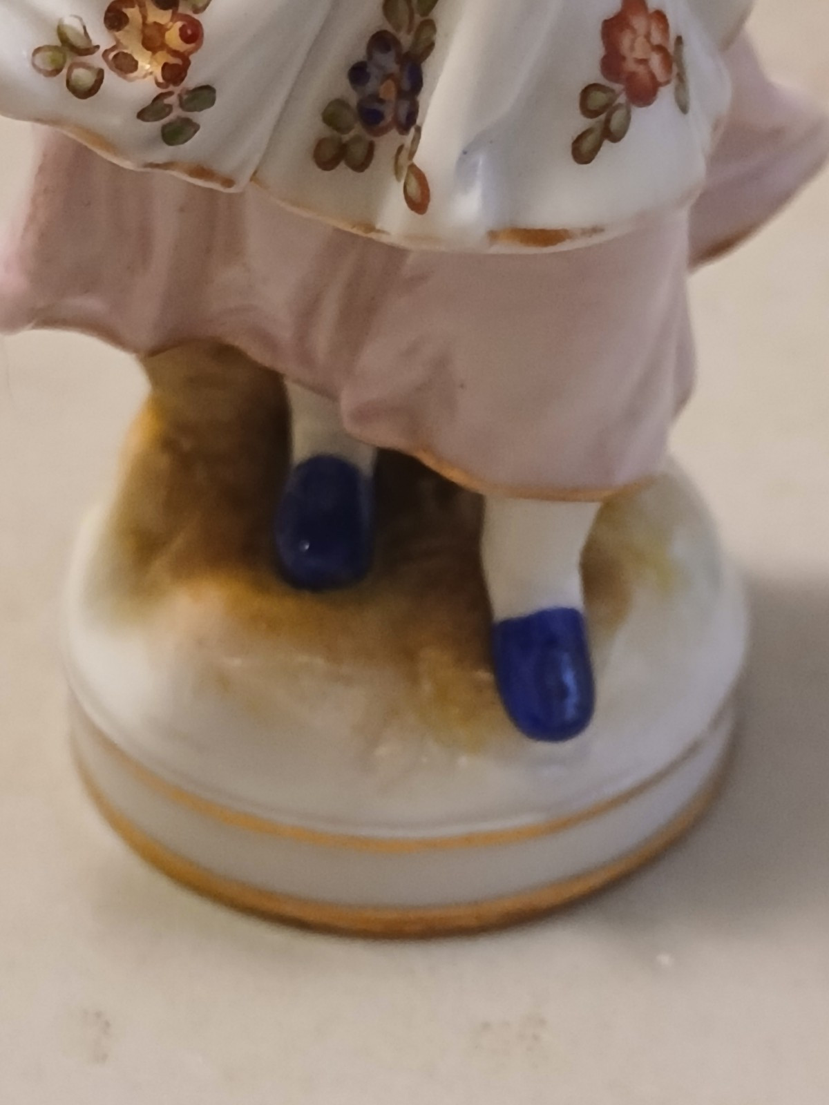 Beautiful 1930s VOLKSTEDT PORCELAIN GIRL FIGURINE FANCY DRESS CURTSY