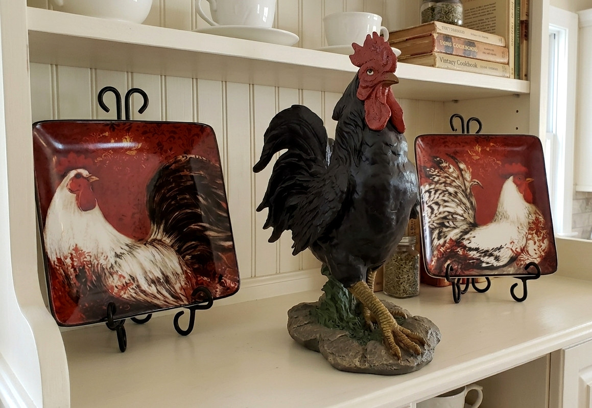 13″ Tall Home Accents Rooster Figurine & 2 Susan Winget 8″ Plates w/Metal Stands