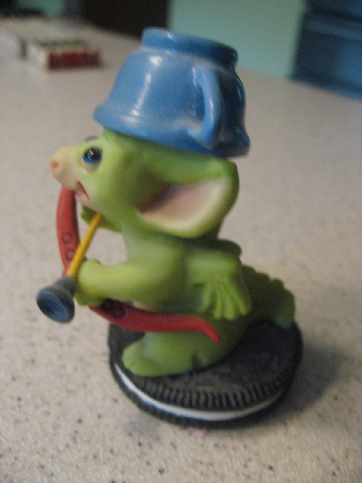 Real Musgrave Pocket Dragons Little Bow Figurine 2004
