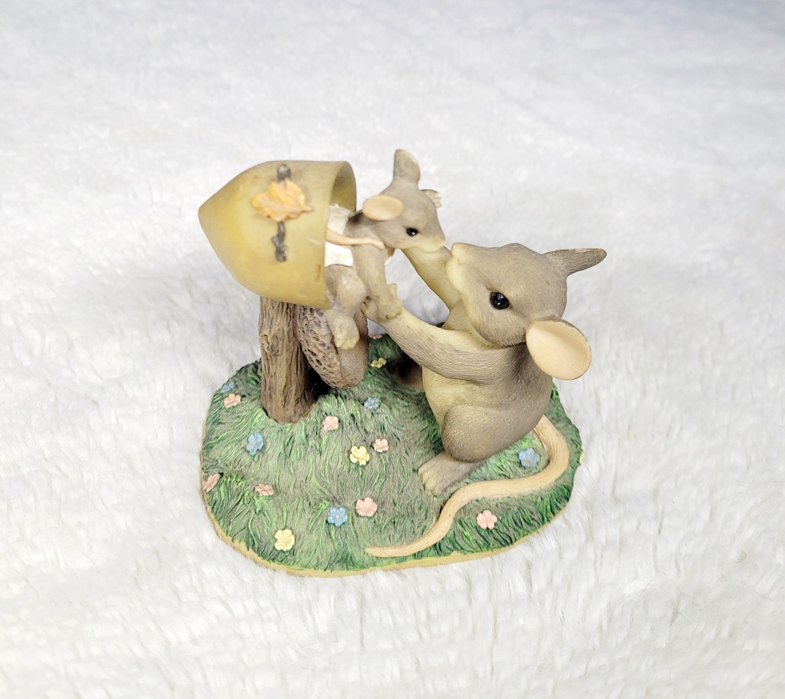 SILVESTRI CHARMING TAILS NEW ARRIVAL MOUSE W/BABY IN ACORN SHELL MAILBOX FIGURE
