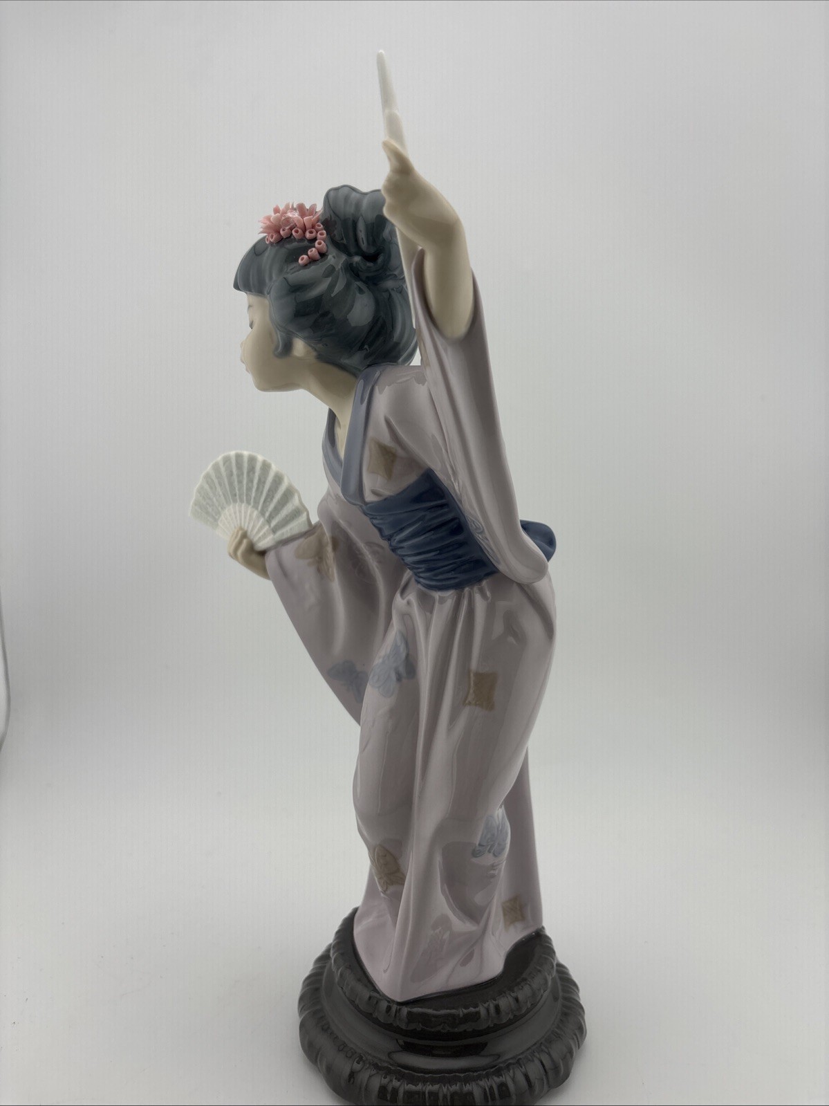 Lladro, Spain. Large figure in glazed porcelain. Geisha with fans. 20th century.