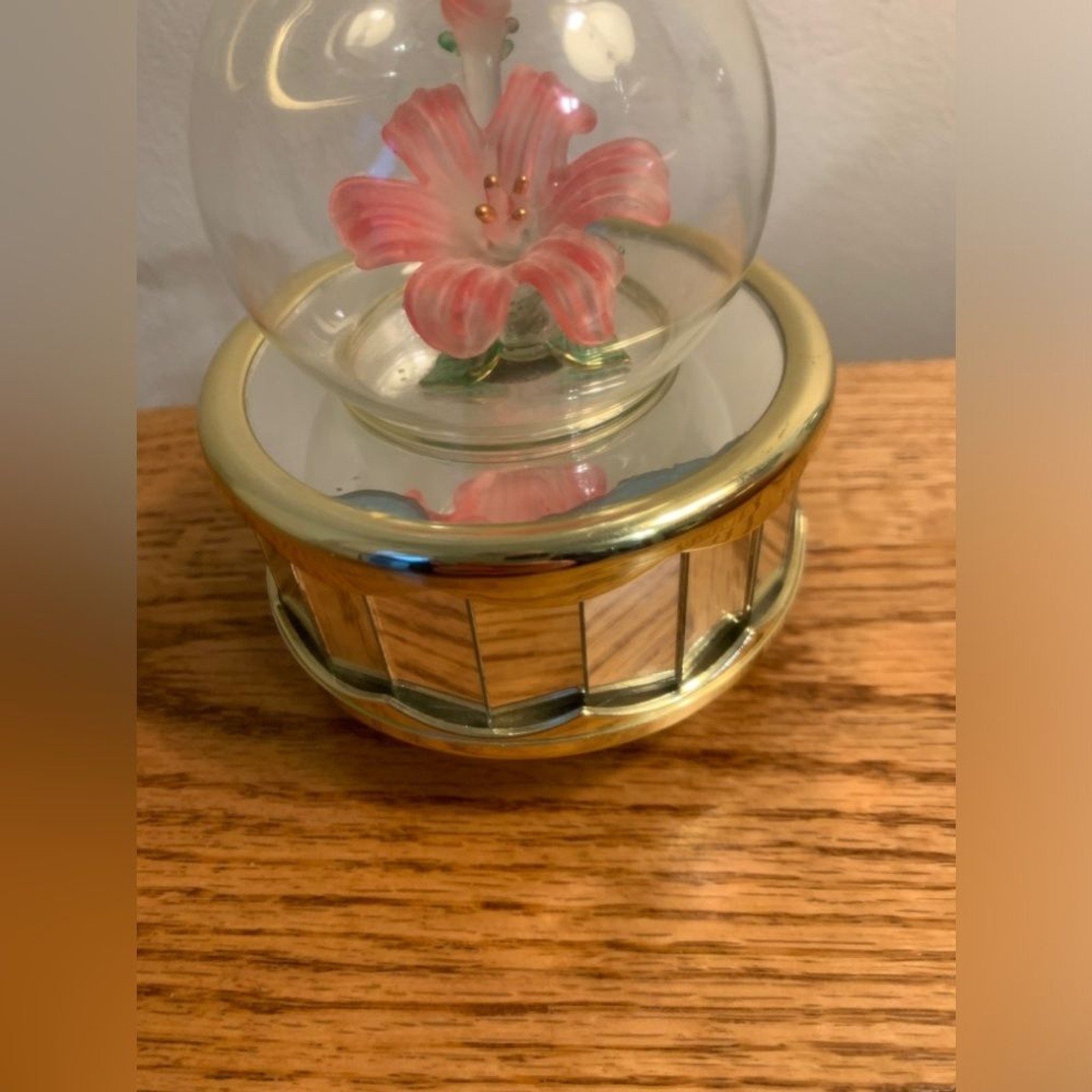 Vtg Hand Sculptured Flower In Glass Gold Rotating Light-Up Mirrored Music Box