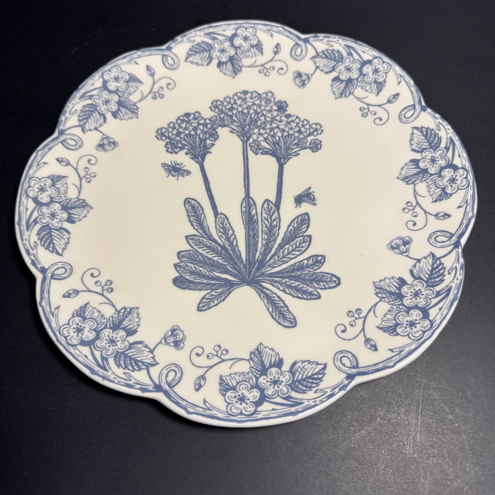 Suzanne Nicoll Jardin Blue 10 in Scalloped Plate Bee Floral