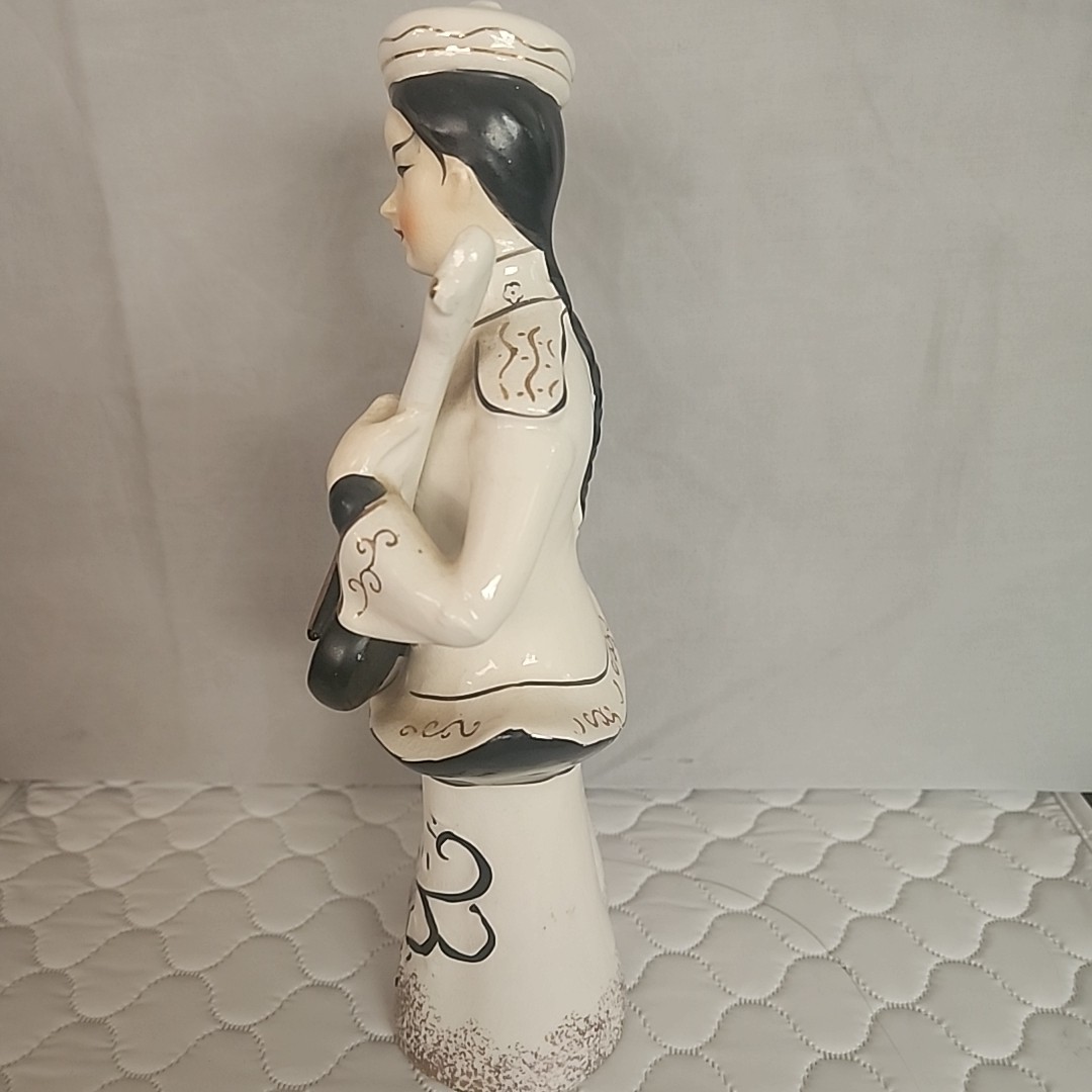 Vintage Ceramic Asian Man Playing Mandolin 9″