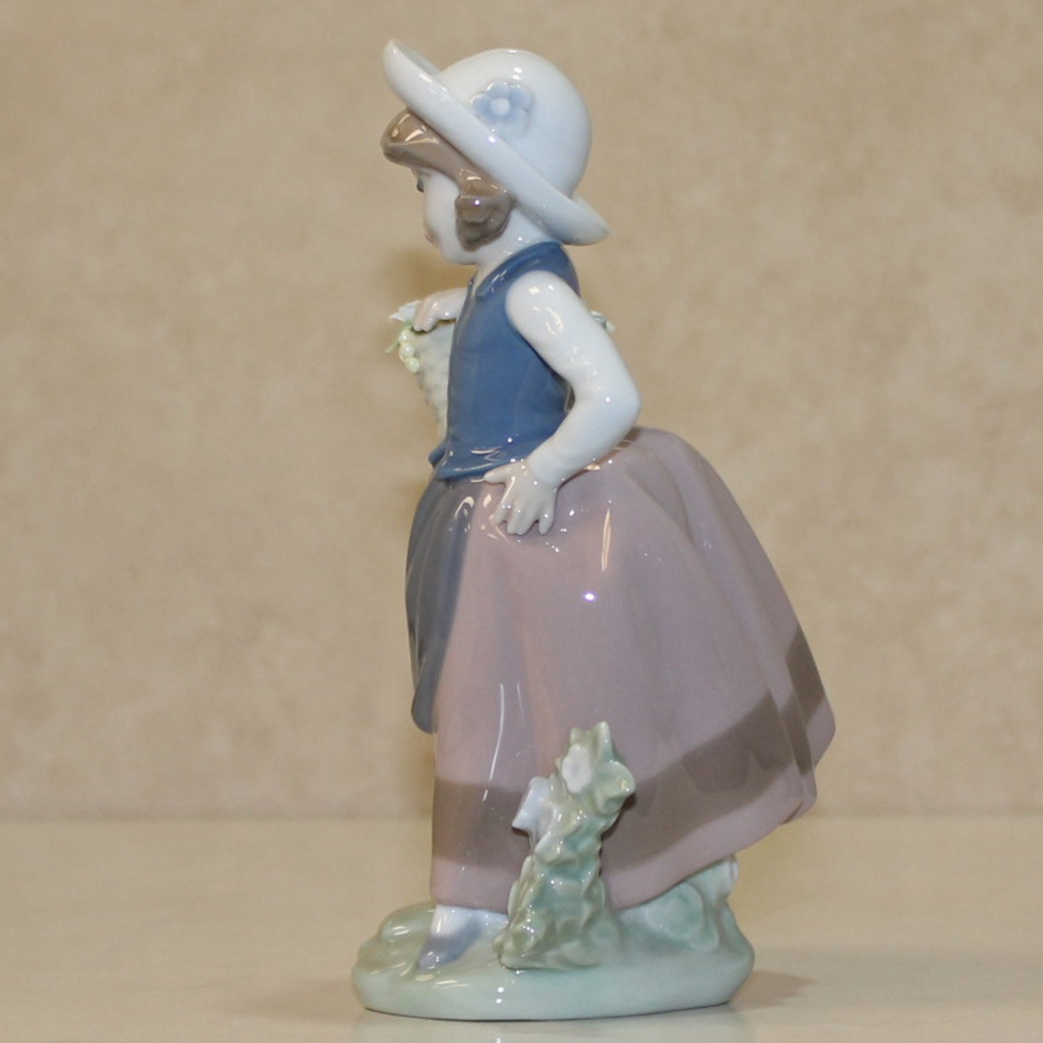 Lladro Figurine: 5221 Sweet Scent, NIB