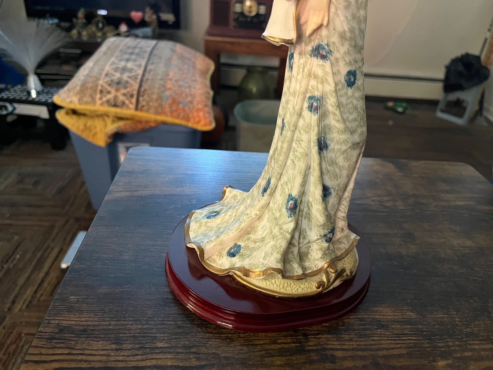 Elegant lady figurine.