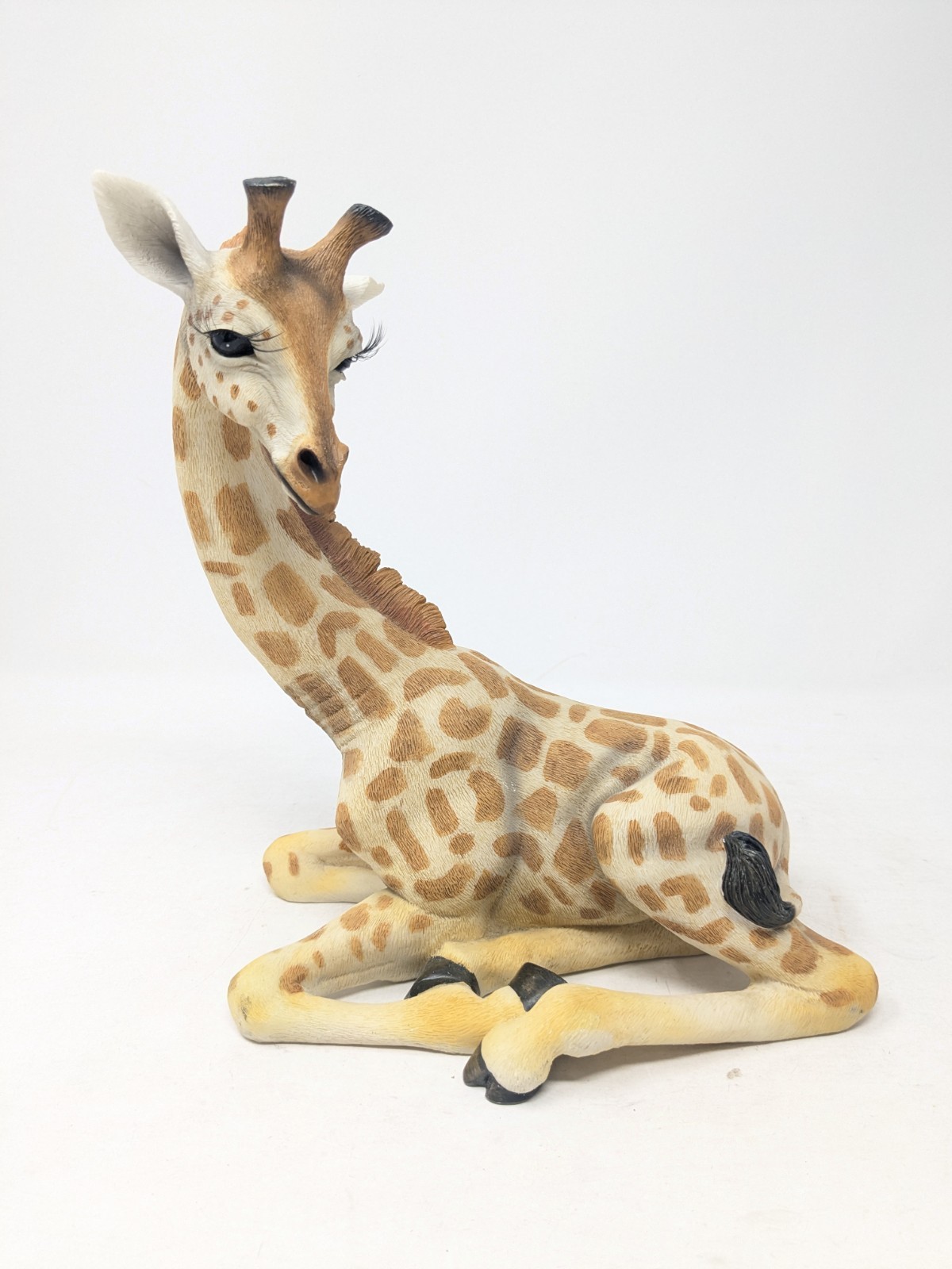 Home Interiors Children Of The Savanna 10″ Sitting Resin Giraffe Statue Eyelash