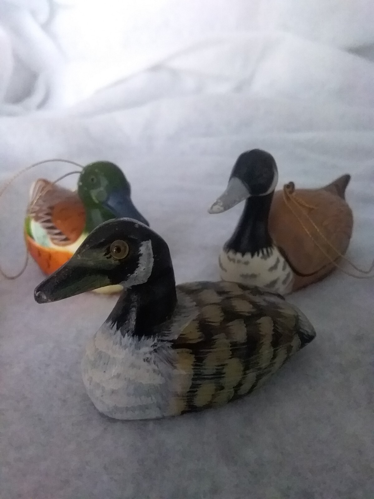 Vintage Hand Carved Pacific Rim Carvers Duck 2″ & 2 Hand Painted Duck Ornaments