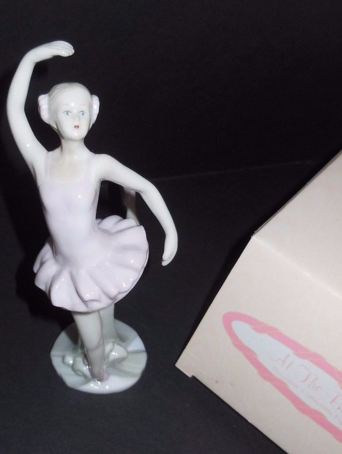 New/Box Russ Berry porcelain Ballerina Figurine “at the Ballet” #15466 8″ gift