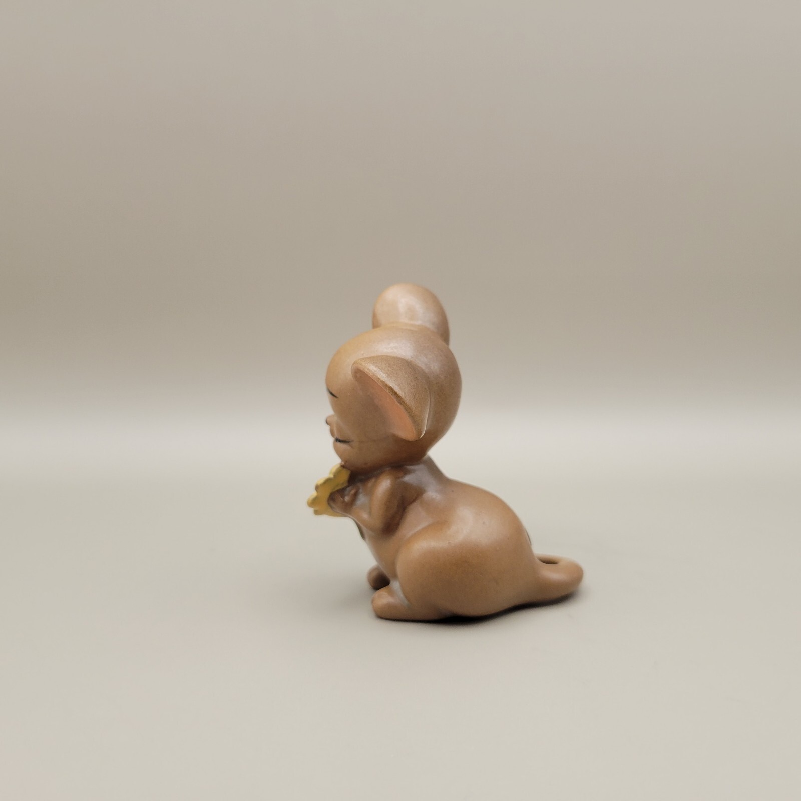 Josef Original – Japan 🐭”Loves Me” Mouse🐭 Figurine 2 1/4″ – With Yellow Flower