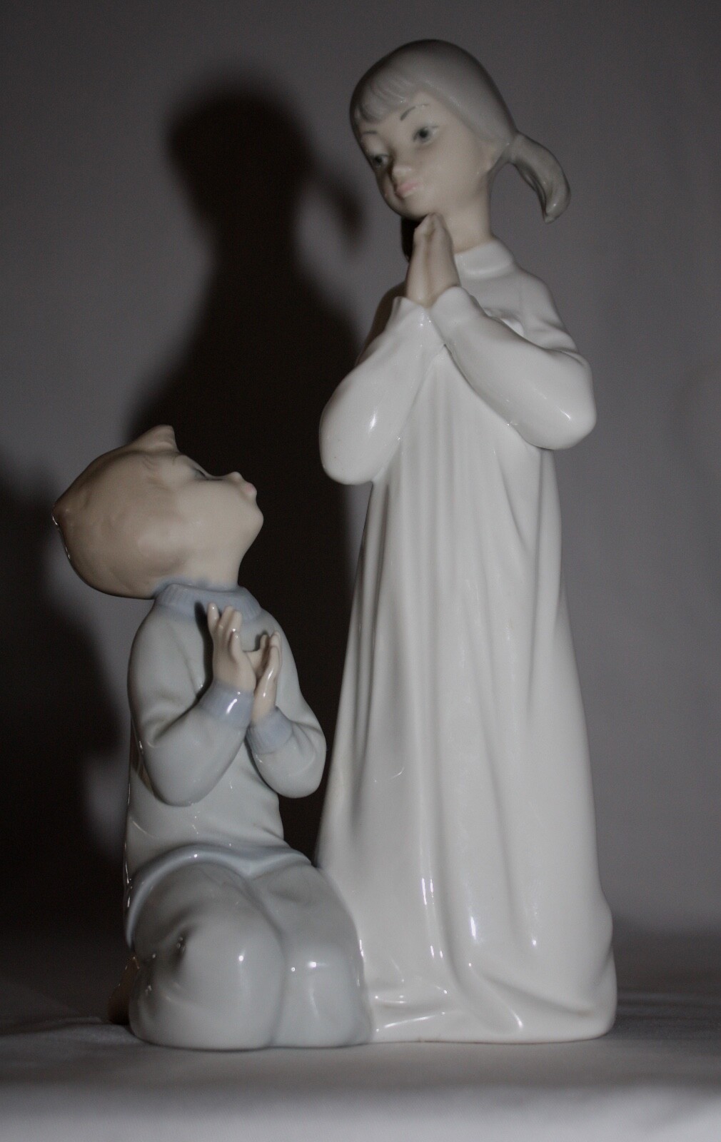 Lladro TEACHING TO PRAY by Vicente Martinez, #4779 3rd Mark 1971-1974. 9″H. MINT