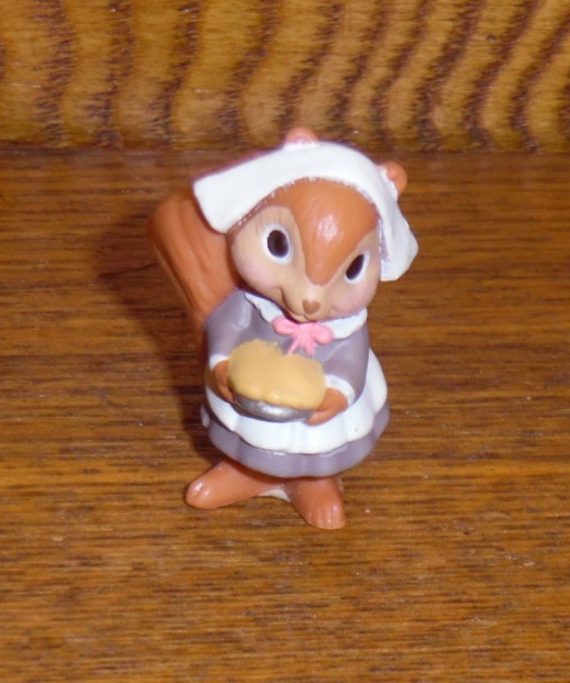 Hallmark 1986 Merry Miniatures Thanksgiving Pilgrim Squirrel Pie Figurine 1 3/8″