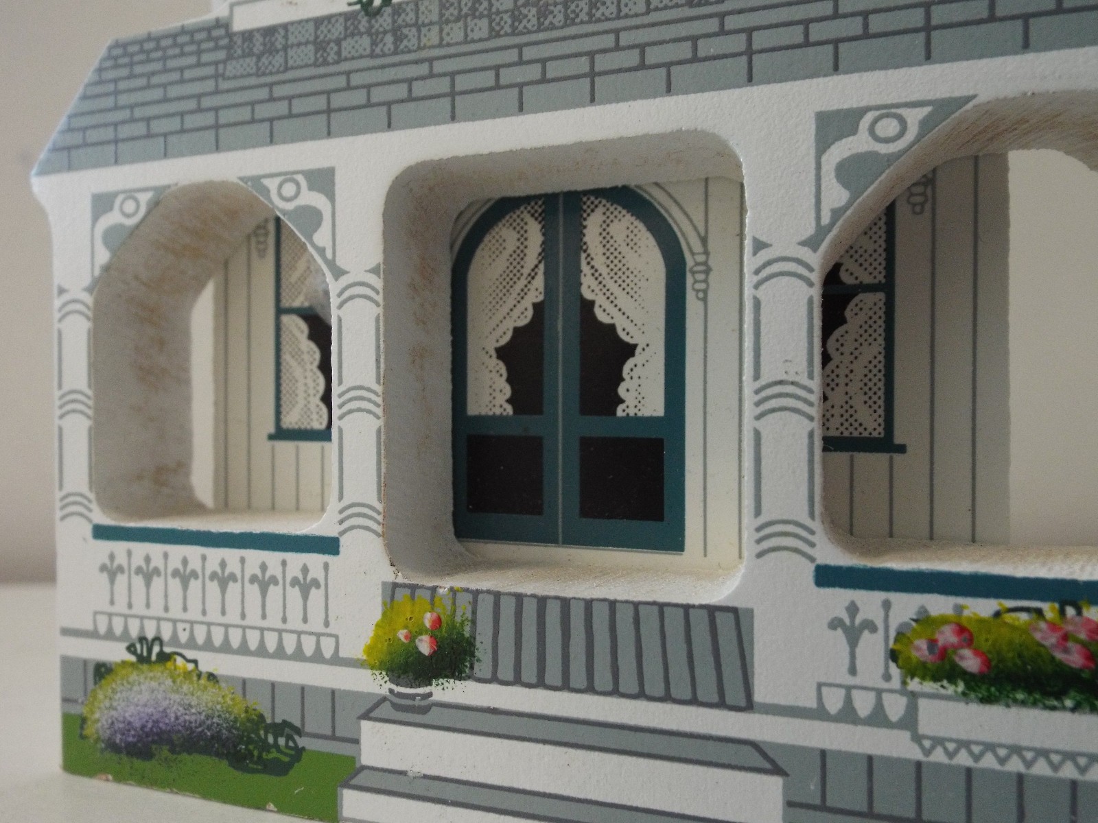 MVCMA 4.75″ “White Cottage” Woodblock House Art (Sheila’s Wood Decor, 1995)