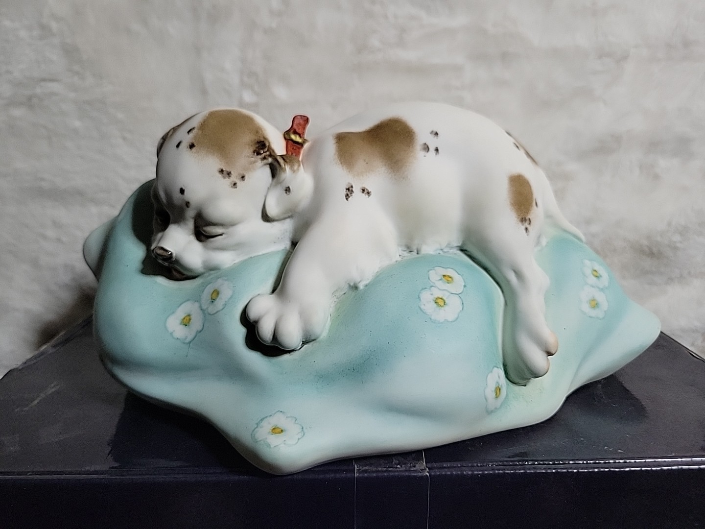 Wonderful World By Florence Studio English Setter Puppy On Pillow