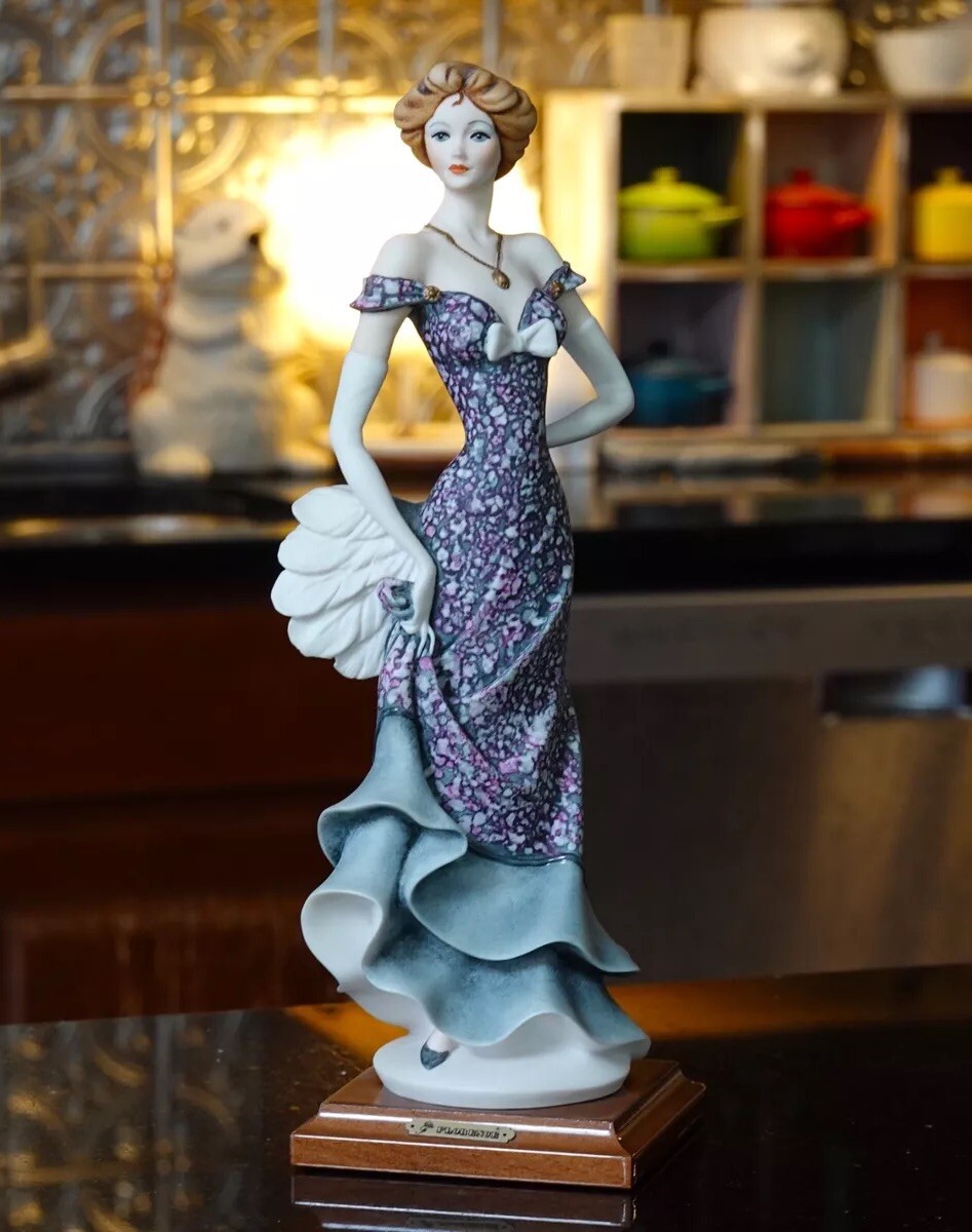 Giuseppe Armani Florence Figurine “Lady with Fan” Sculpture 833C Italy RARE