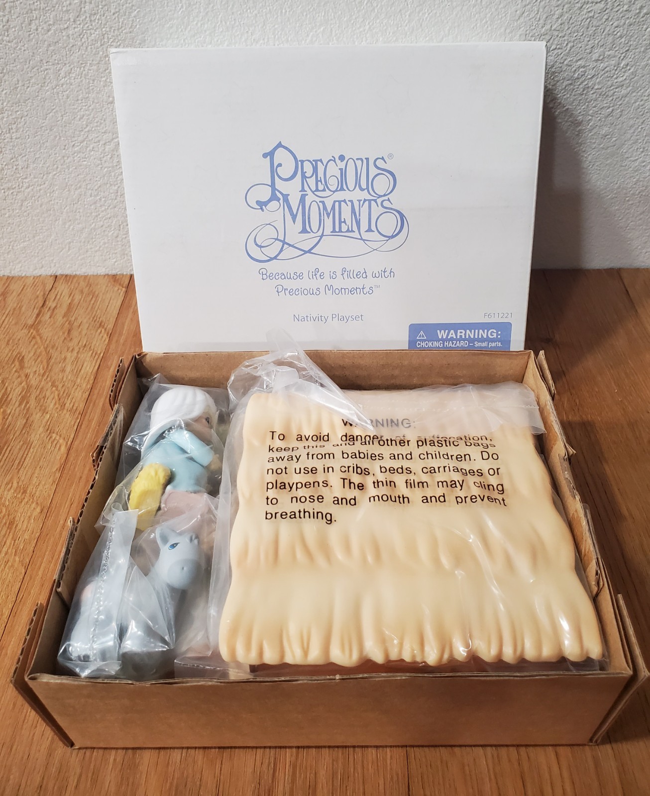 Precious Moments Nativity Playset by Avon 2002 F611221 RARE With Box NEW