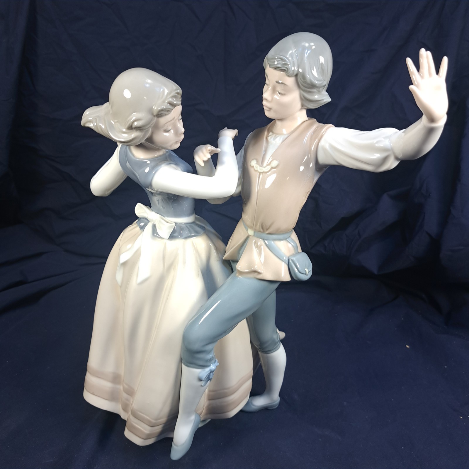 Lladro Dancing The Polka #5252 Porcelain 12.25″ Figurine Hand Made In Spain