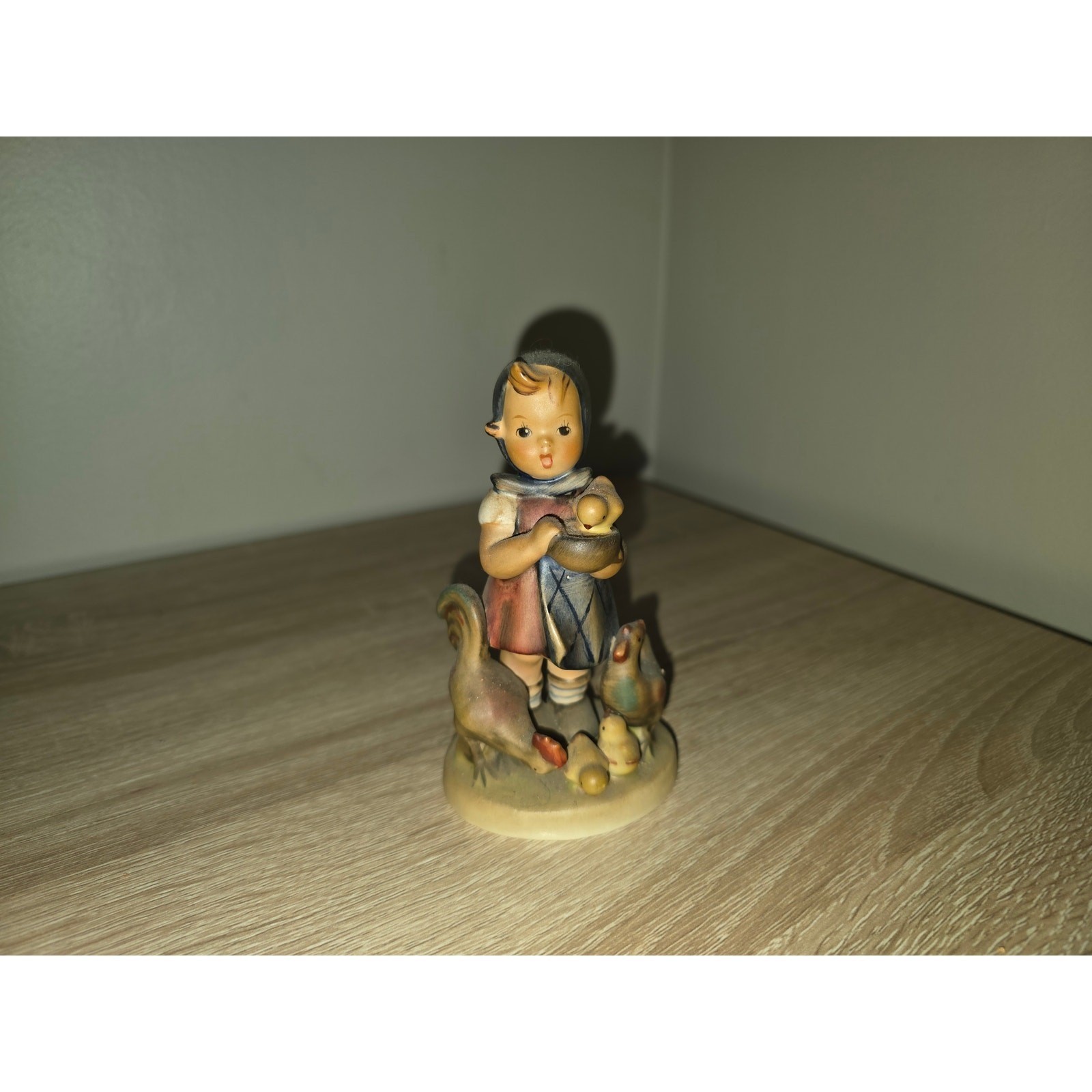 Goebel Hummel Feeding Time Figurine 199/0 TMK-3 Stylized Bee West Germany