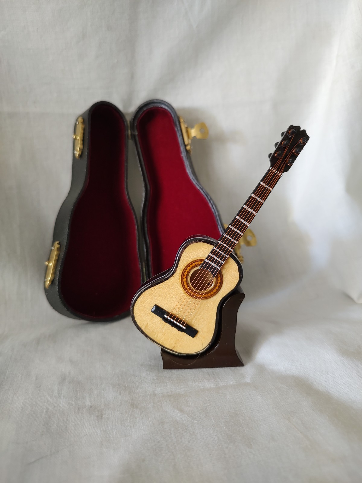 Classical Guitar Miniature 4.5″ Long Much Detail Great Music Gift Brand NEW