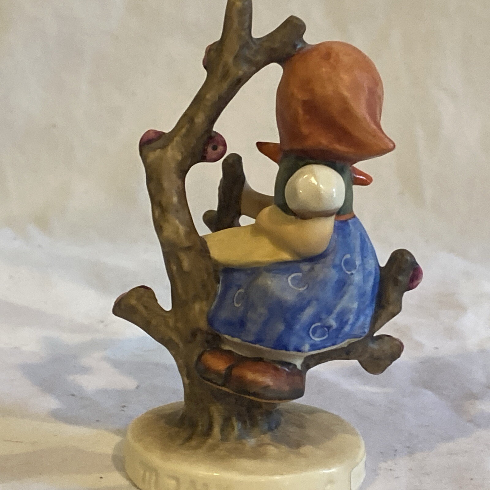 “Apple Tree Girl” Goebel Hummel Figurine TMK5 #141 3/0 4 1/8” Tall