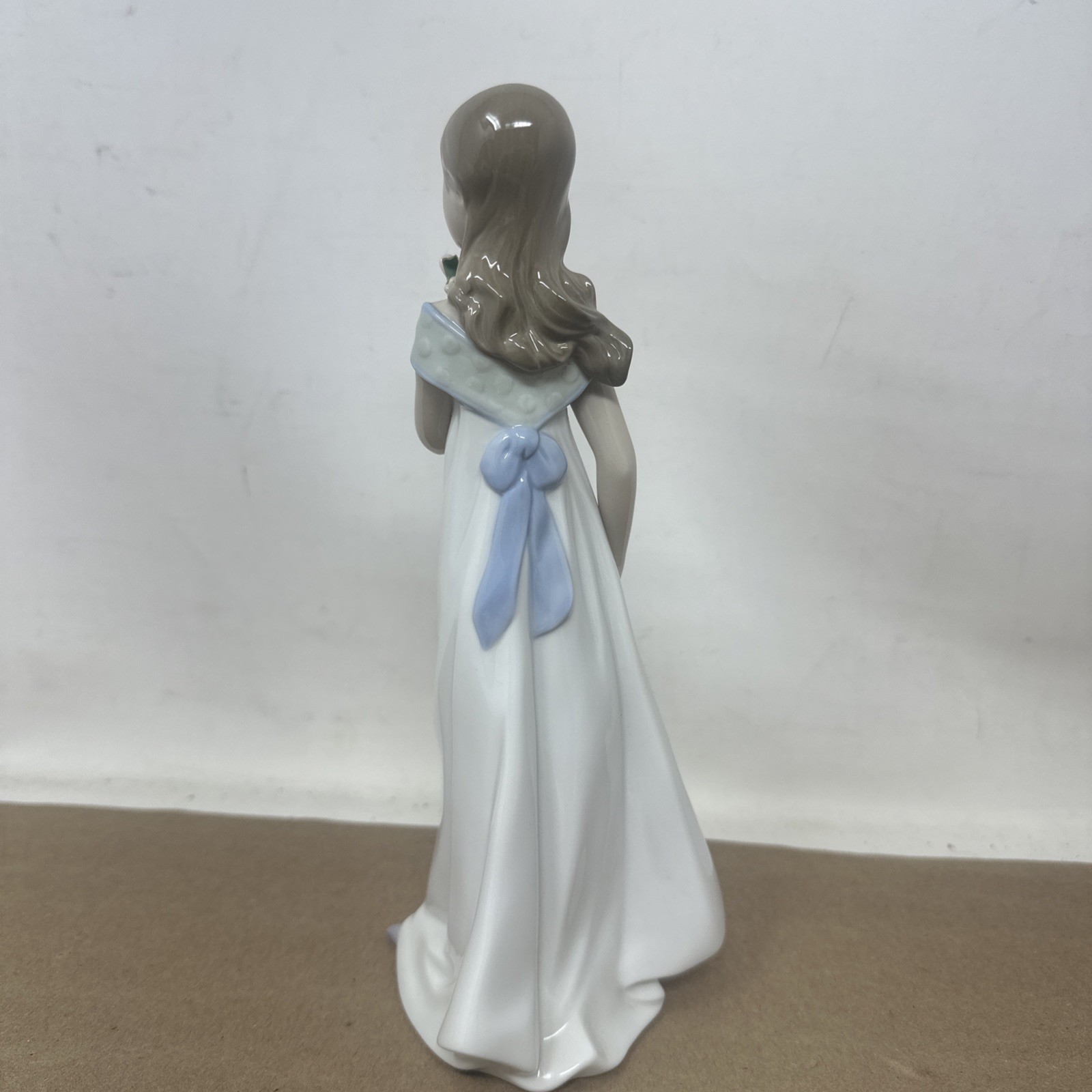Lladro 8213 A Special Occasion Girl Flower Special 2006 Events Creation