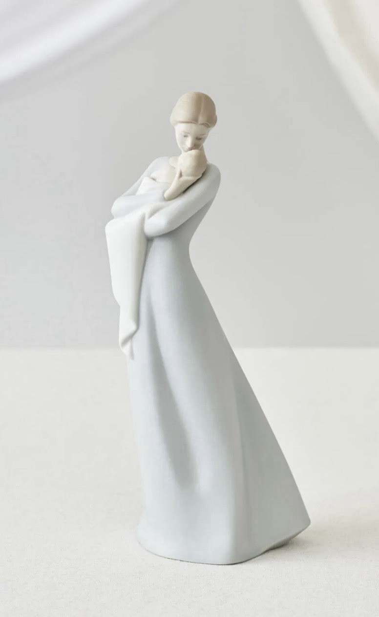 New LLADRO #18218 A Mother’s Embrace Mother & Baby Satin Finish No Orig Box