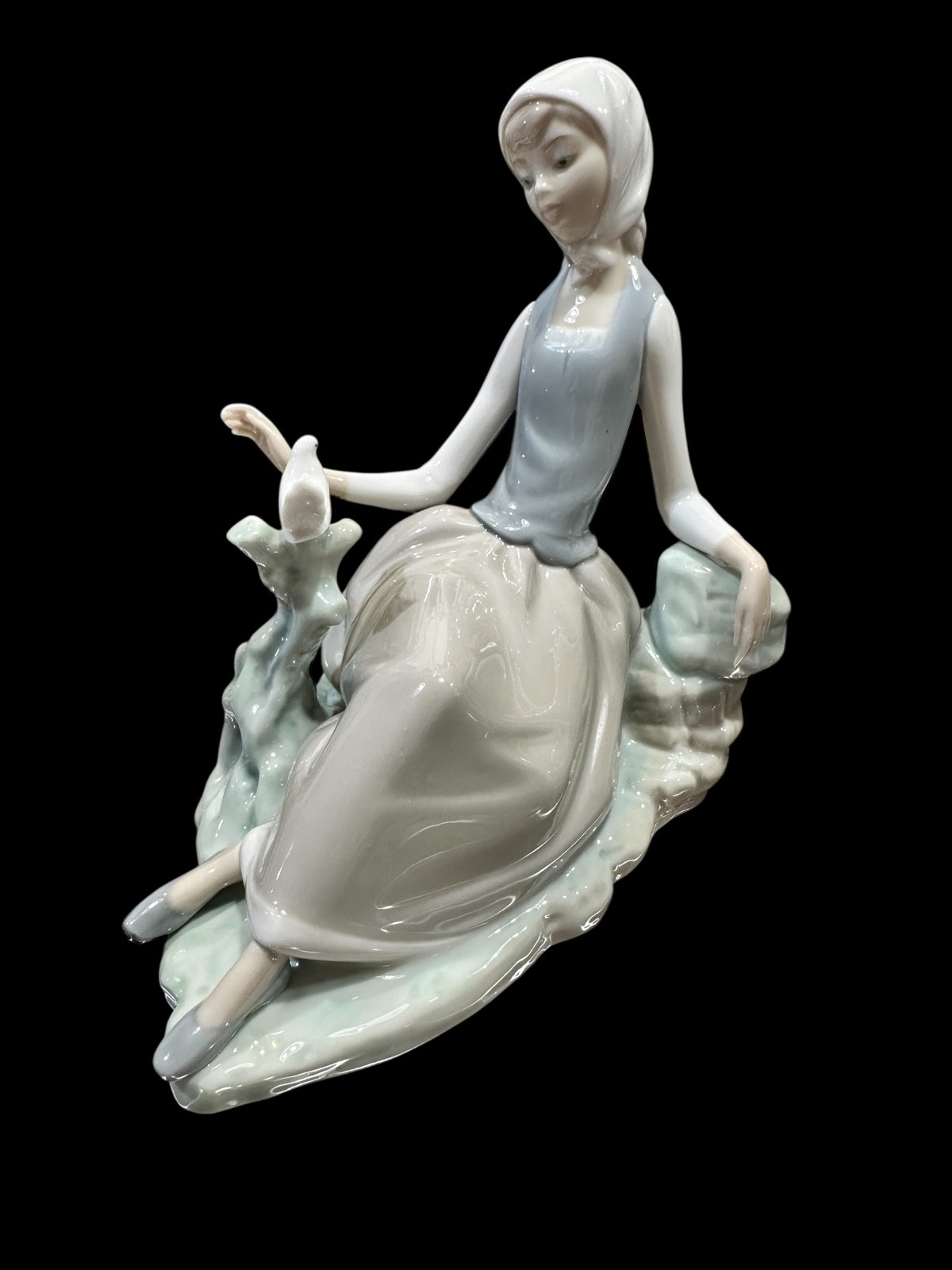 LLADRO SHEPHERDESS WITH DOVE #4660 – ISSUED 1970 RETIRED 1994 VICENTE MARTINEZ