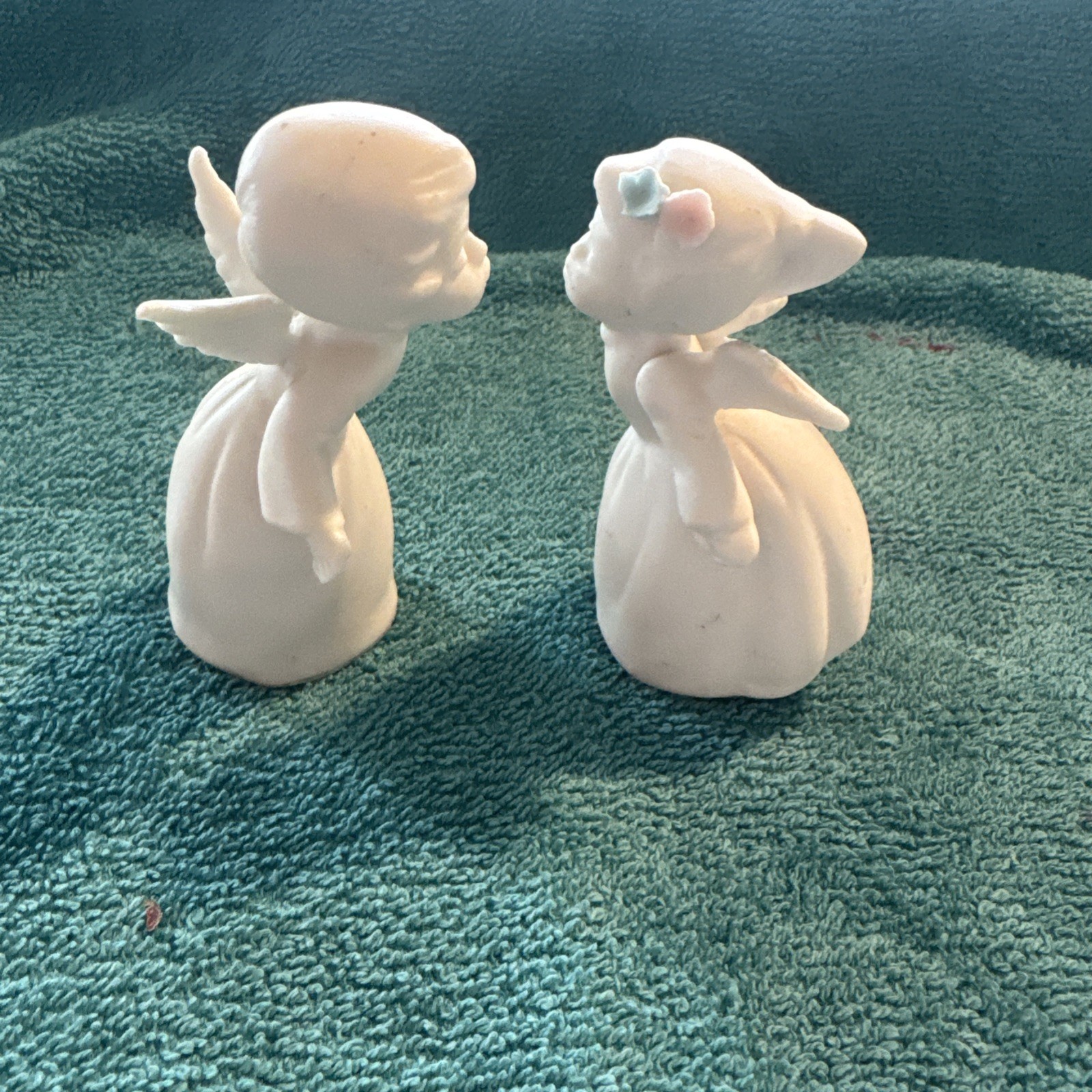 Pair Of Vintage Napcoware White Kissing Angels bisque porcelain Figurines C-7644