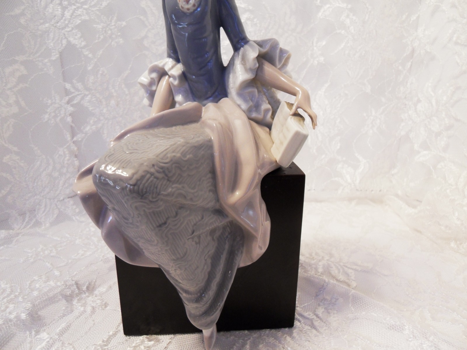 LLADRO # 1381 “PRINCESS SITTING” PORCELAIN FIGURINE