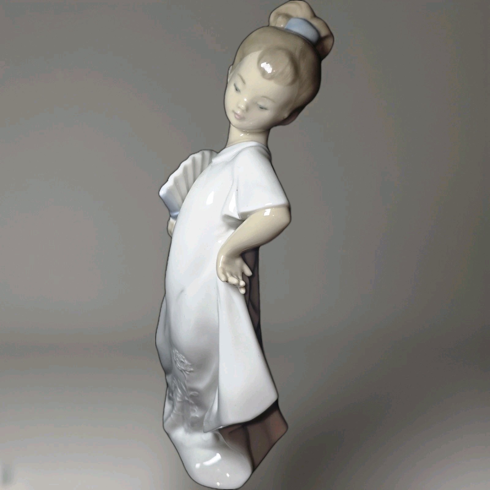 RARE NAO Daisa Spain I’m Pretty Young Girl With Fan RETIRED 2003 Figurine #1455
