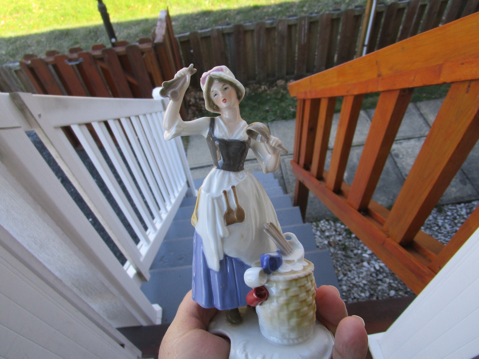 Goebel Lady Porcelain Figurine Female Hawker Colonial Craftsman Series #16 05419