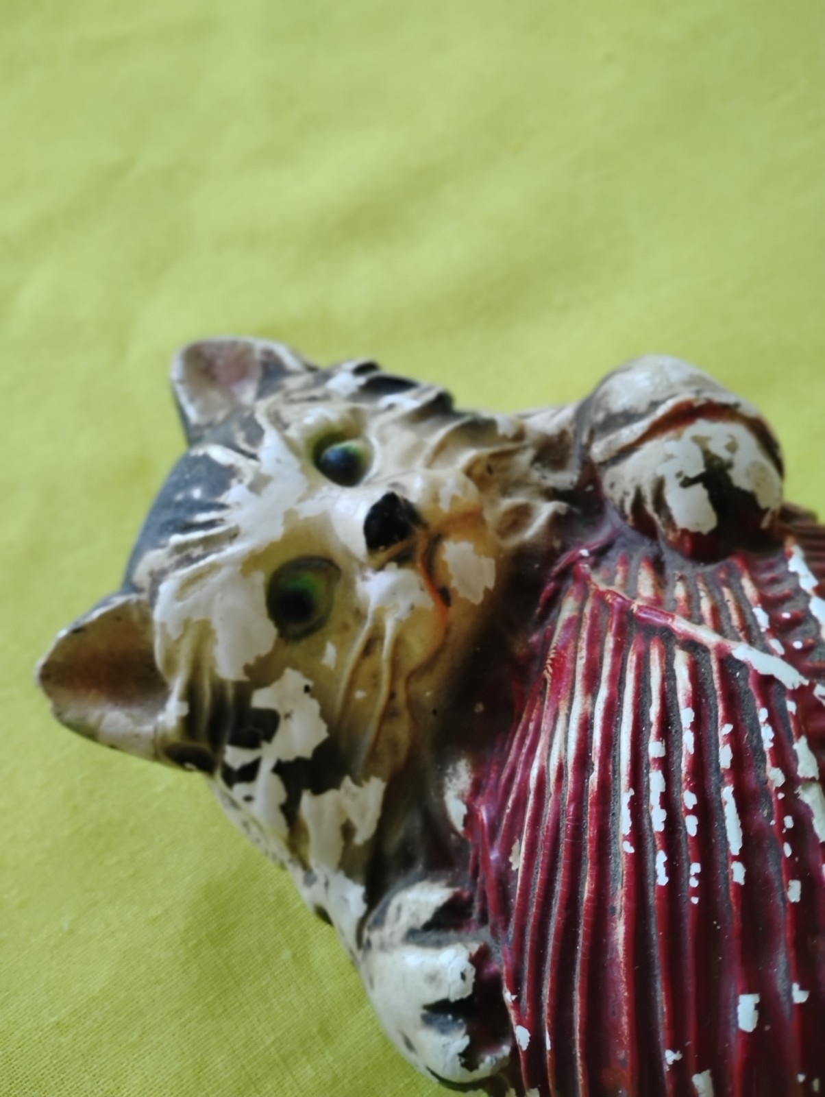 VTG WELL-LOVED CHALKWARE KITTY-KITTEN- CAT w BALL OF YARN 1940’s STRING HOLDER