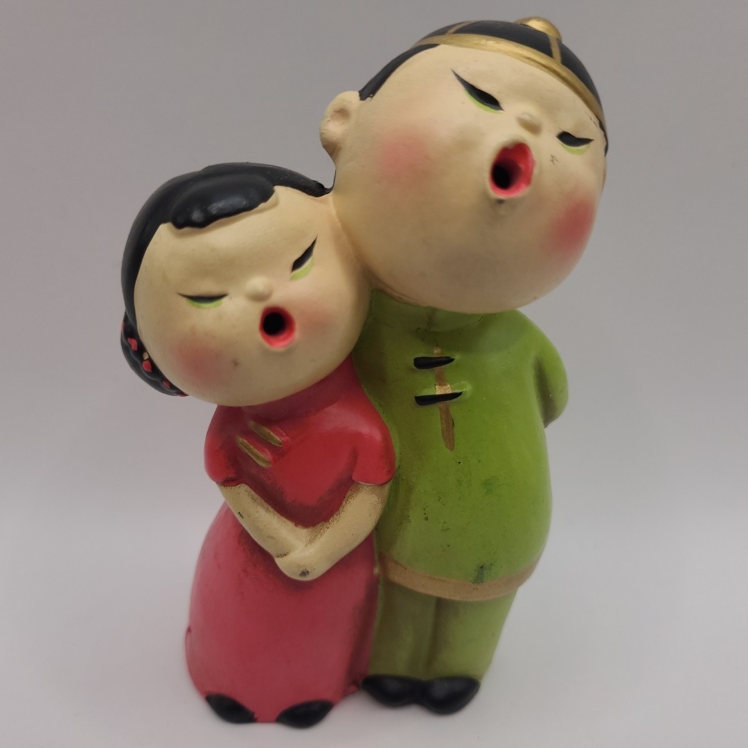 1964 NY World’s Fair Souvenir Hand Painted “It’a a Small World” Chalkware 4.5″