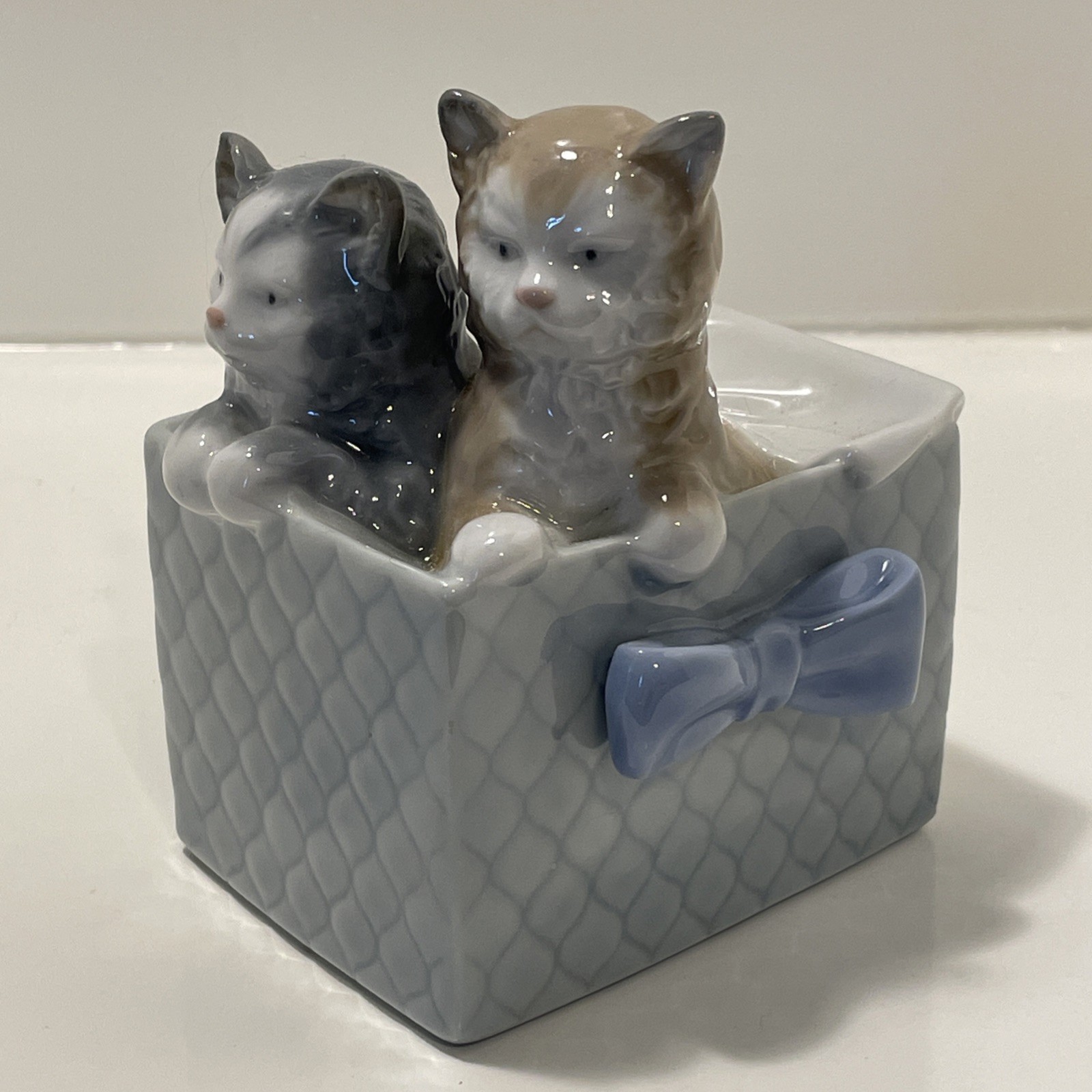 Vintage LLadro Daisa Kittens In A Box Porcelain Figurine 1988 4″x 2 1/4” x 3.5″