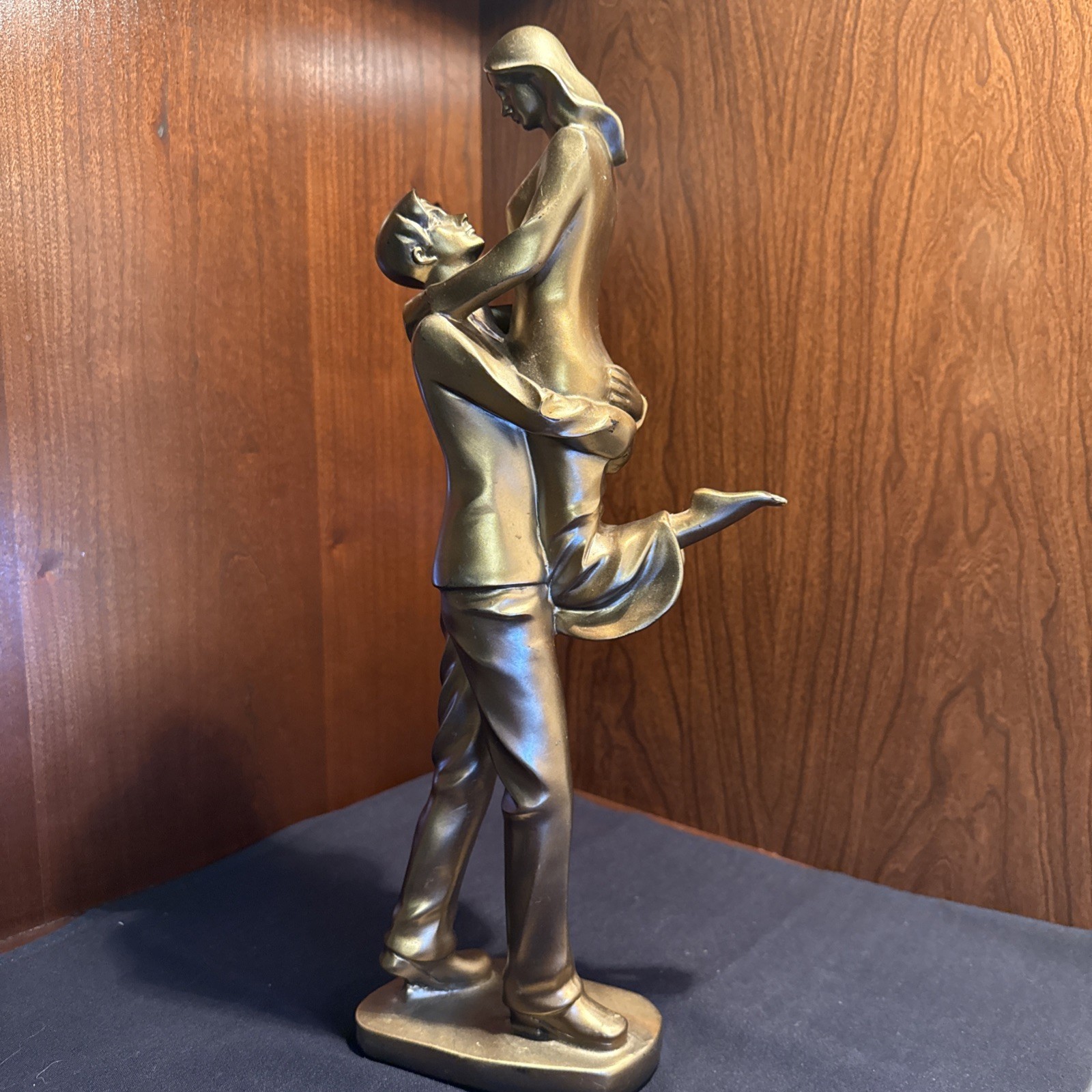 Suanti Gallery LOVER’S Romantic Couple Figurine Metallic Gold Resin MCM 14” Tall