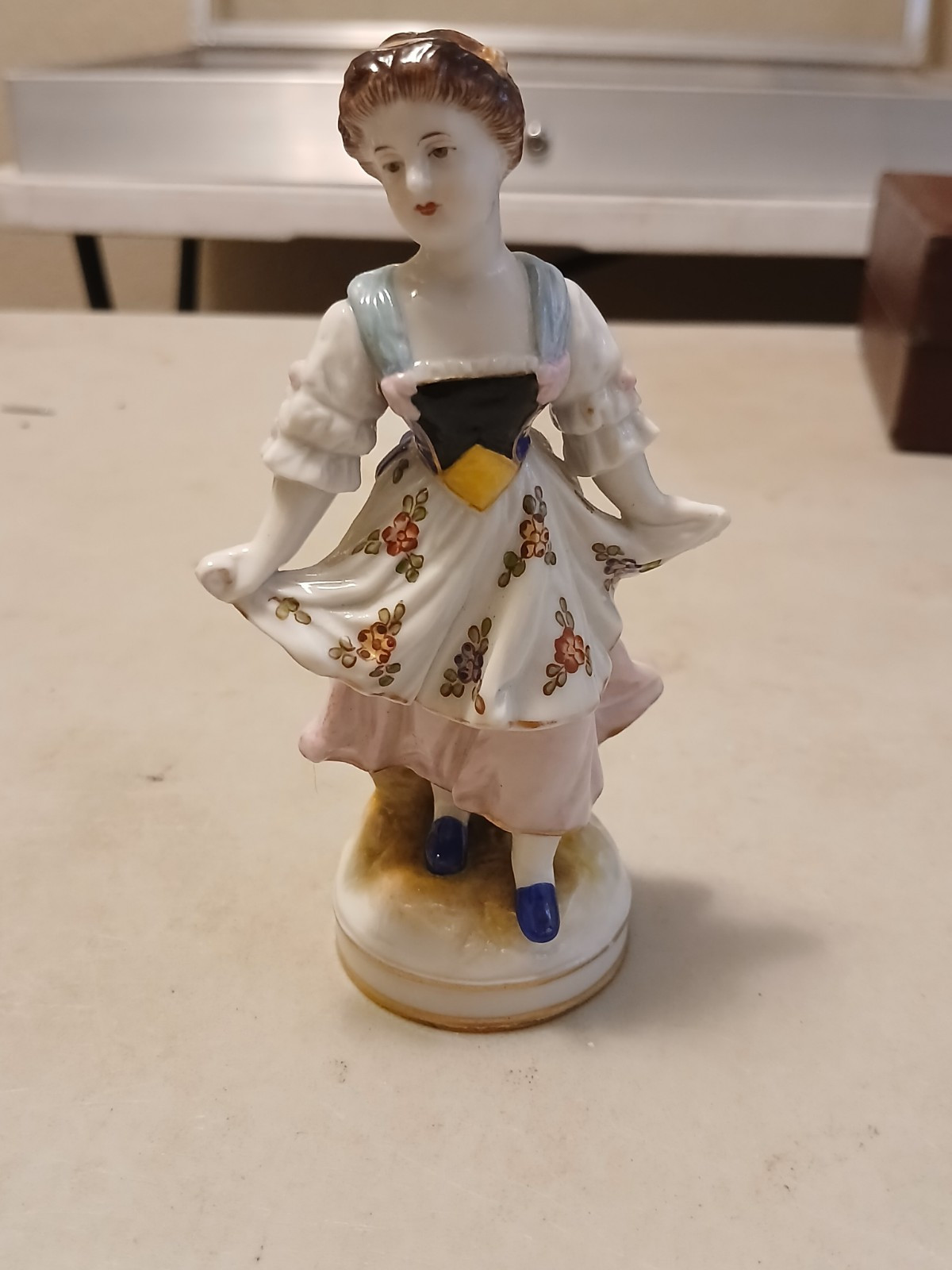 Beautiful 1930s VOLKSTEDT PORCELAIN GIRL FIGURINE FANCY DRESS CURTSY