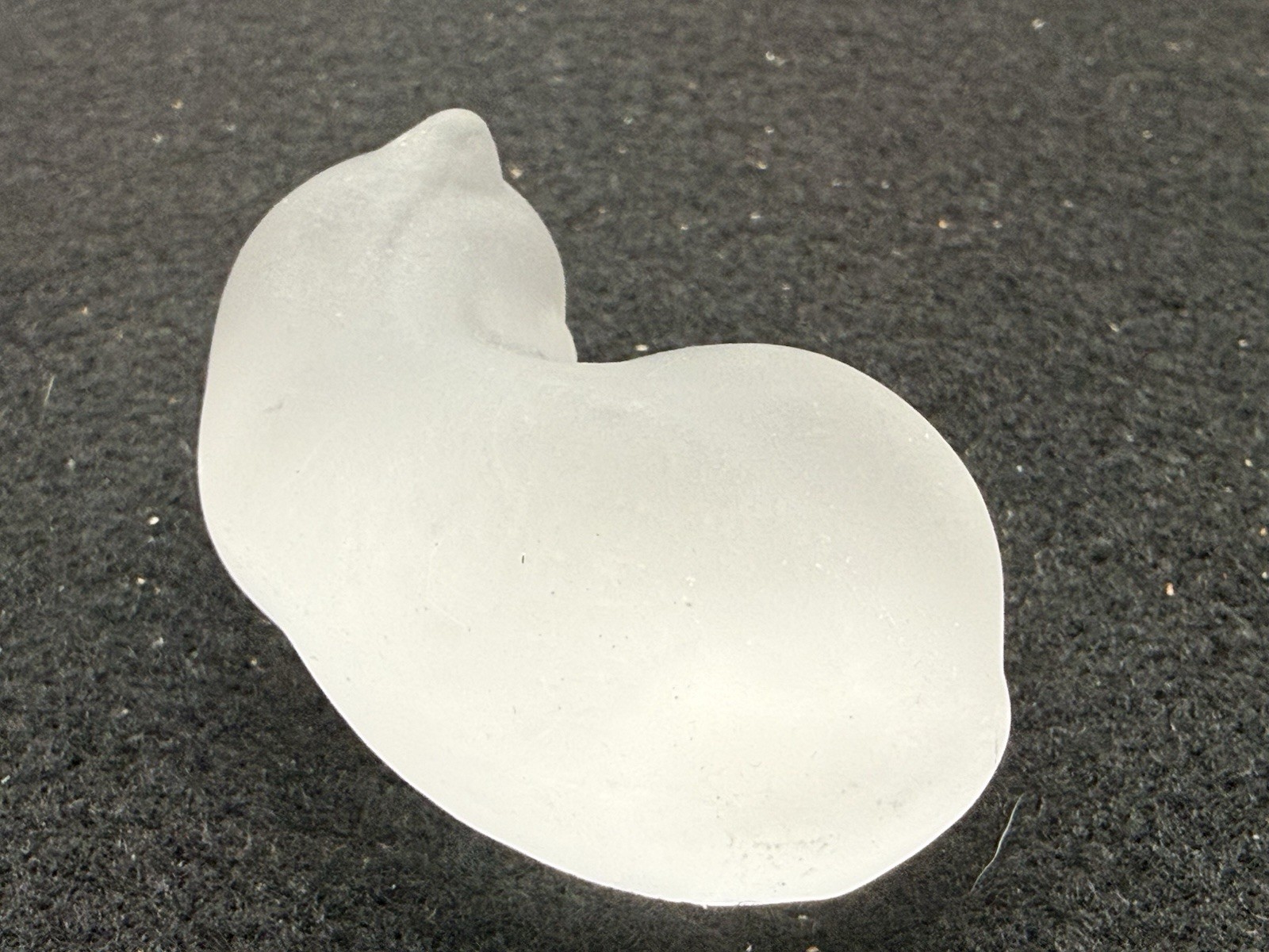 THE FRANKLIN MINT Sleeping Cat Frosted Satin Art Glass Figurine 1980s