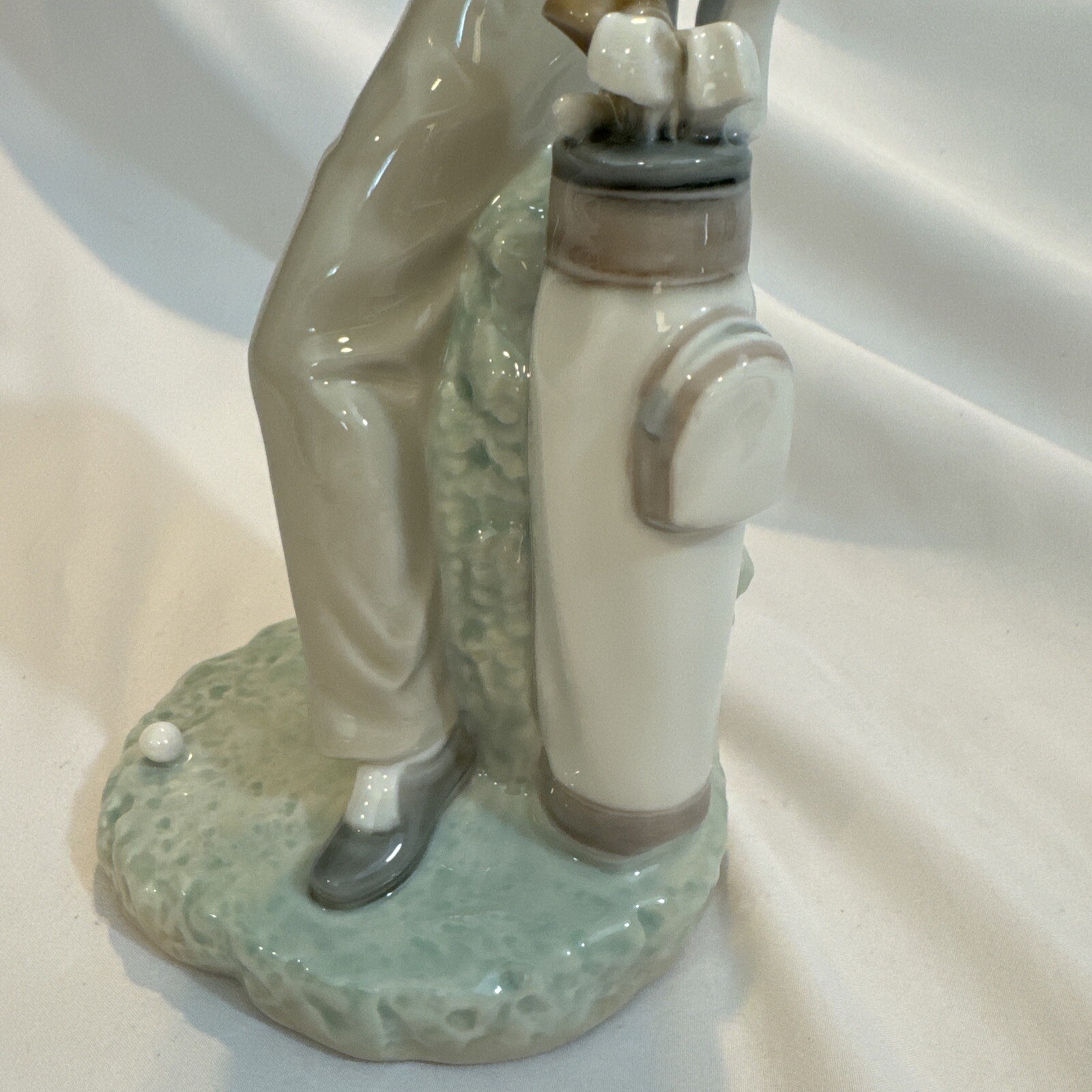 FINE LLADRO PORCELAIN FIGURE OF THE “GOLFER” 11 Inches Tall