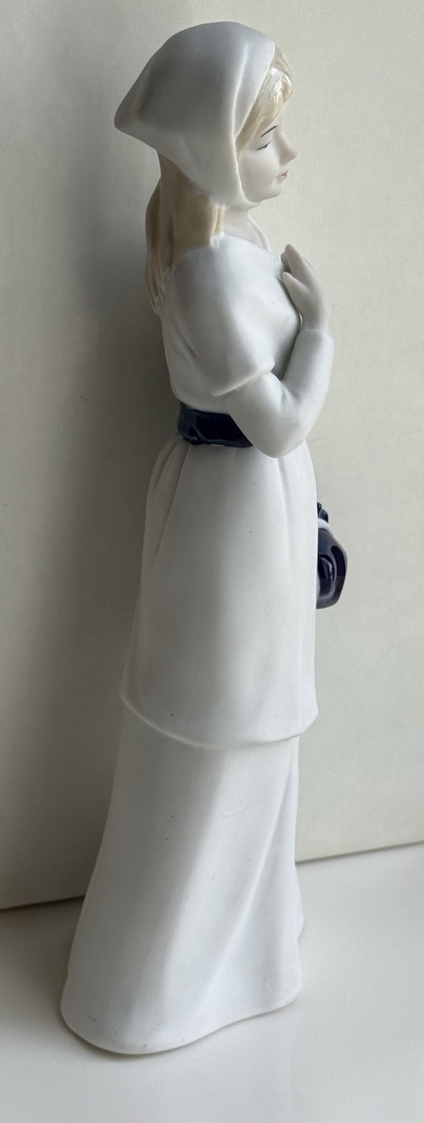 Vintage Spanish Porcelain Figurine Lady with Scarf & Bag 9.5″ Matte/Gloss Finish