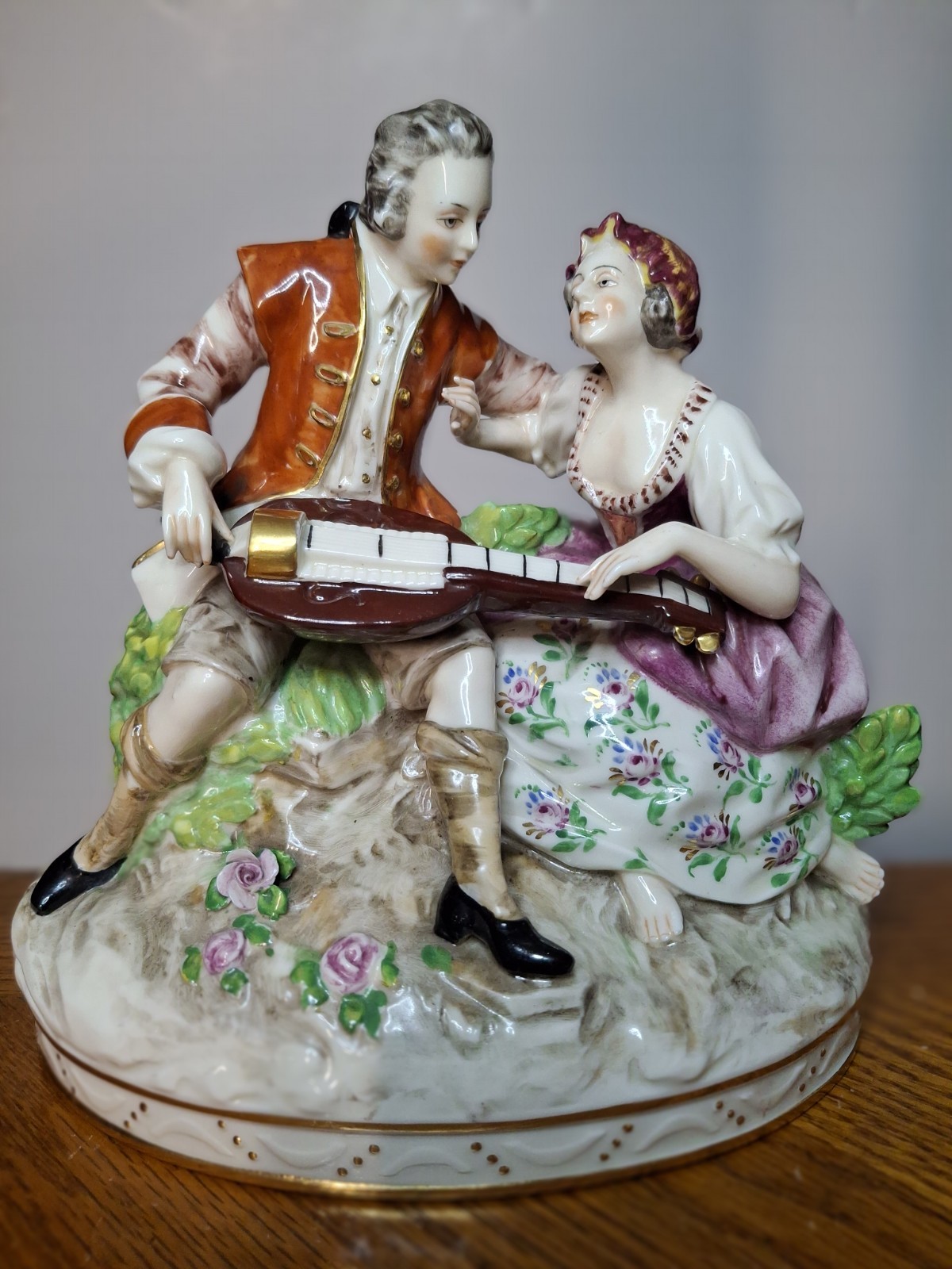 Capodimonte porcelain italy Couple Playing The Hurdy Gurdy Instrument 1611 Stamp