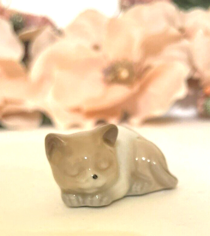Otagirl Cat Figurine Sleeping Miniature Beige White Sticker Japan 2″ x 1-3/8″