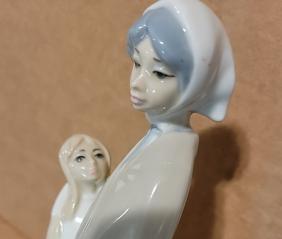 CasAdes Mother Daughter Porcelain Figurine Spain 9.75 inches Child Lladro style