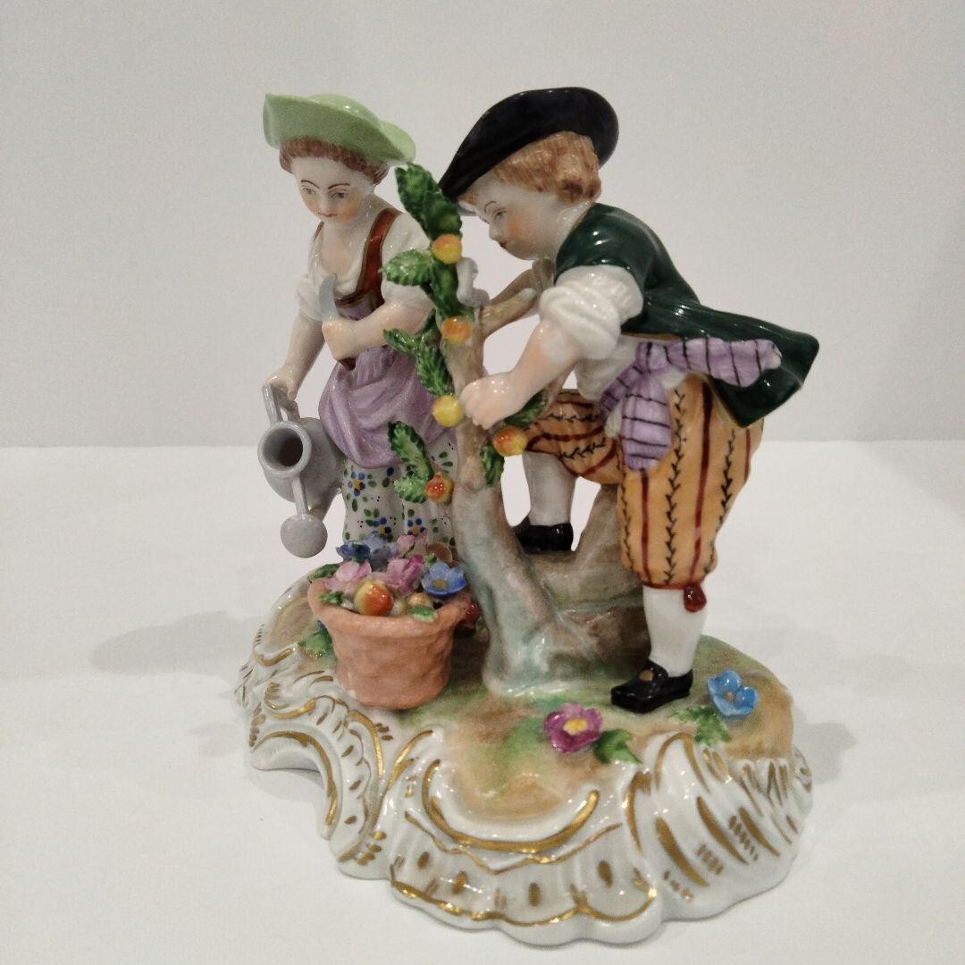 Dresden Carl Thieme Workshop Ceramics Figurine Size H 4.9 x W 5.3 x D 3.3 in