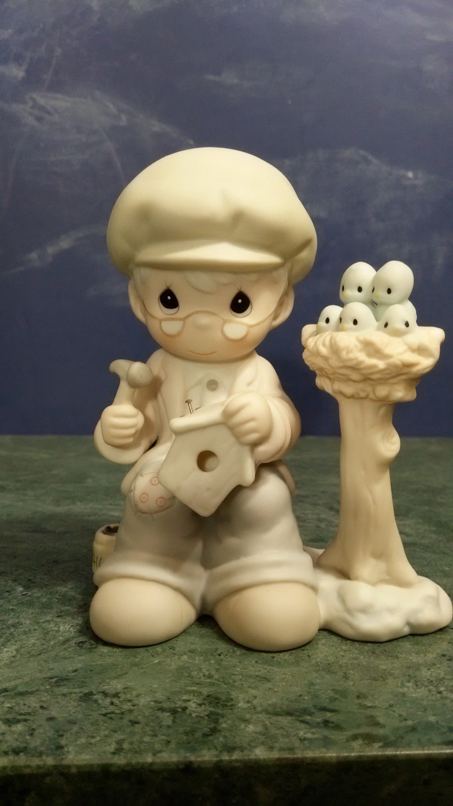 PRECIOUS MOMENTS FIGURINE PM-921 “ONLY LOVE CAN MAKE A HOME” (1991) G CLEF MARK.